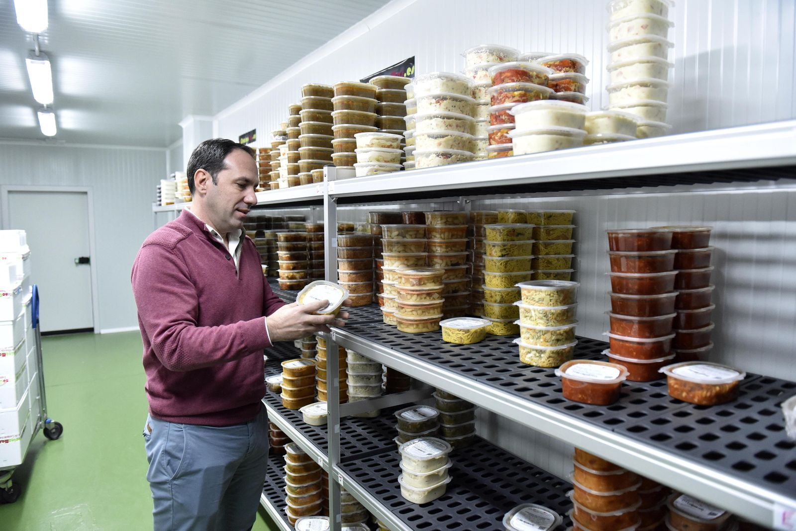 Manuel Castellano, propietario de la empresa, con la comida ya lista para enviar.