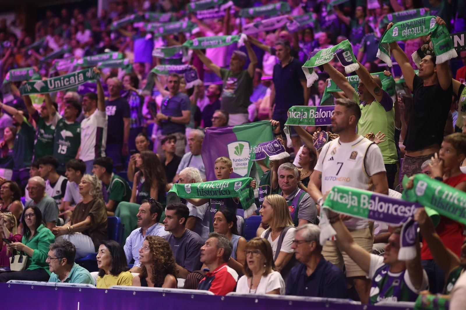 Búscate en las gradas del Carpena en las semifinales de Supercopa entre Unicaja y Valencia Basket