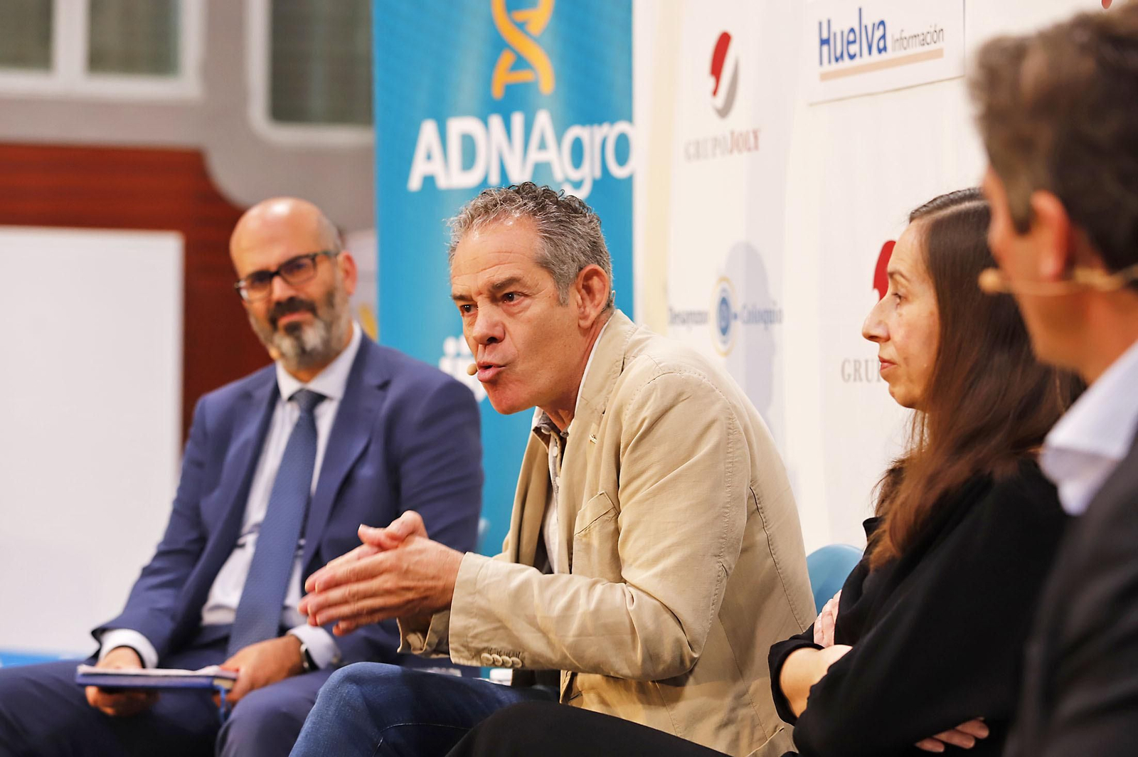 Las imágenes en el Desayuno-Coloquio del Grupo Joly "Competitividad innovación y eficiencia el sector de los frutos rojos ante el reto de la sostenibilidad"