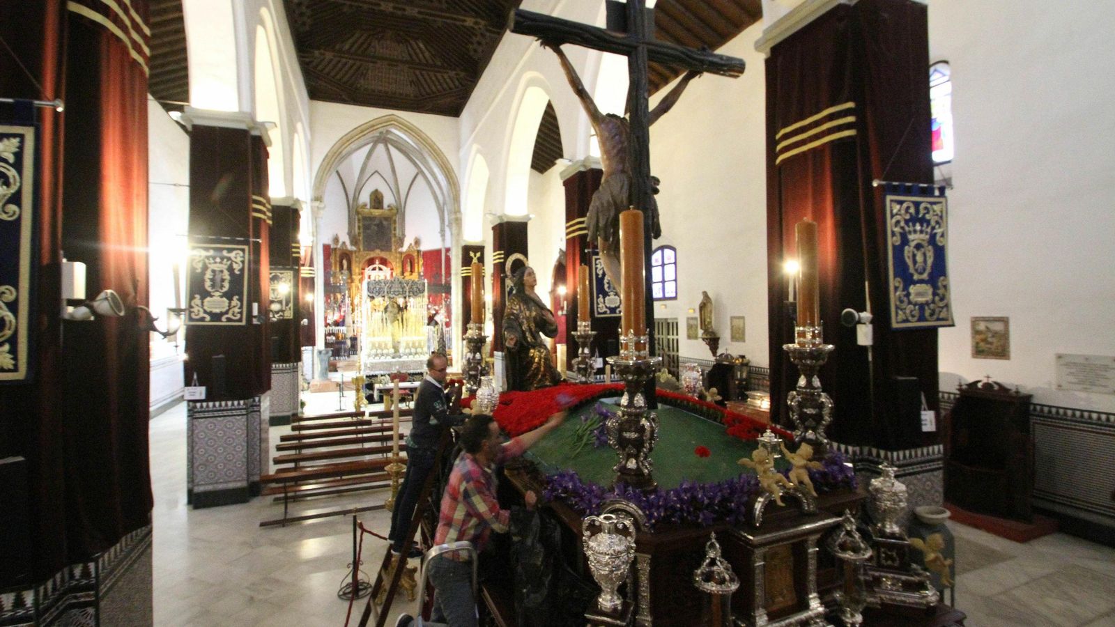 Los dos pasos de la Hermandad de la Hiniesta en el interior de la Iglesia de San Julián.