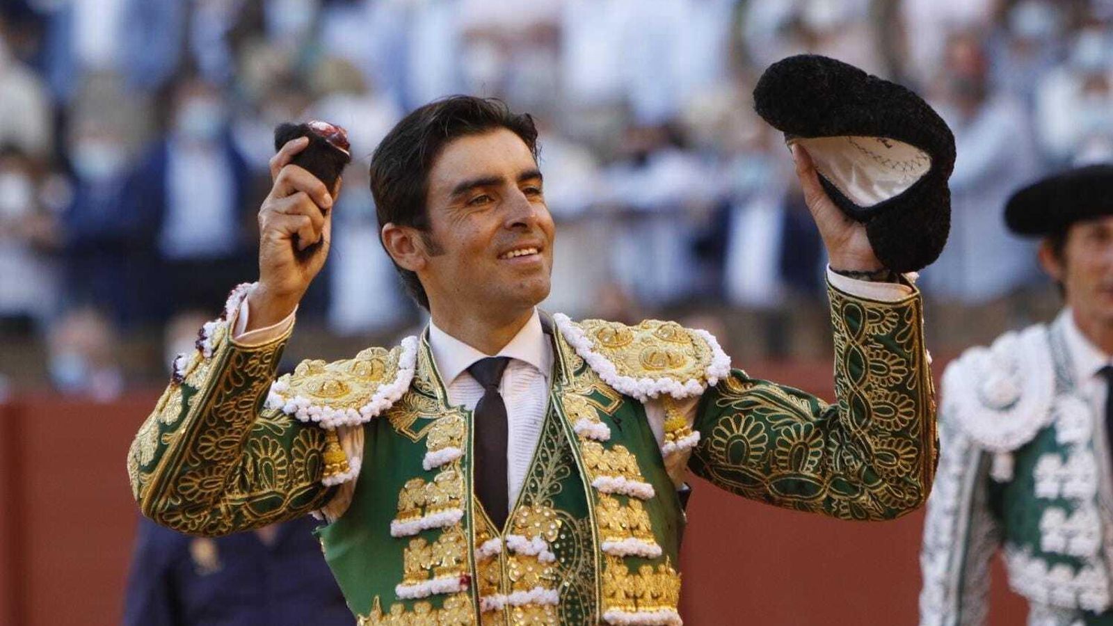 Miguel Ángel Perera con la oreja cortada al quinto.