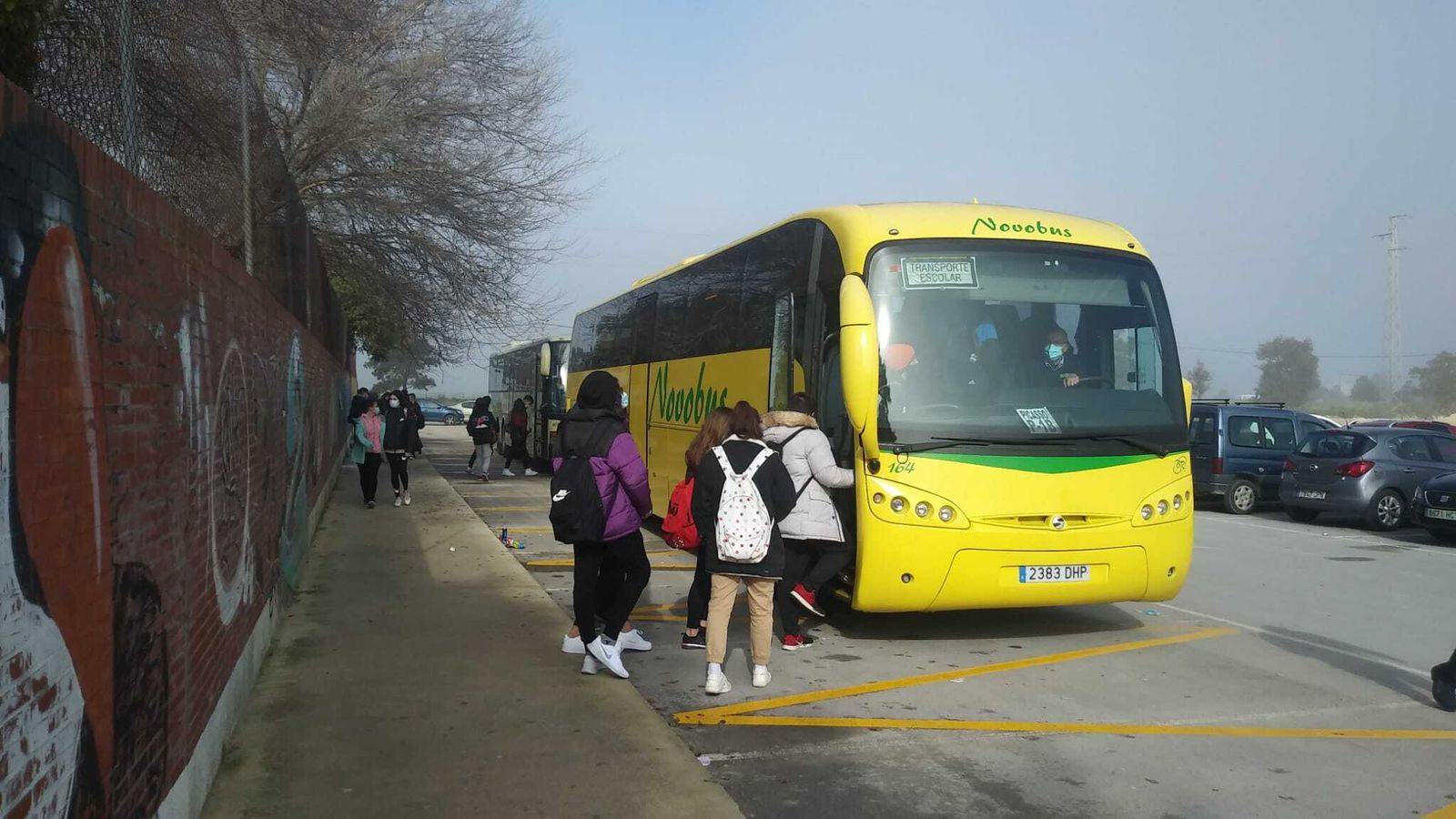Los estudiantes hacen uso del nuevo servicio habilitado en La Longuera.