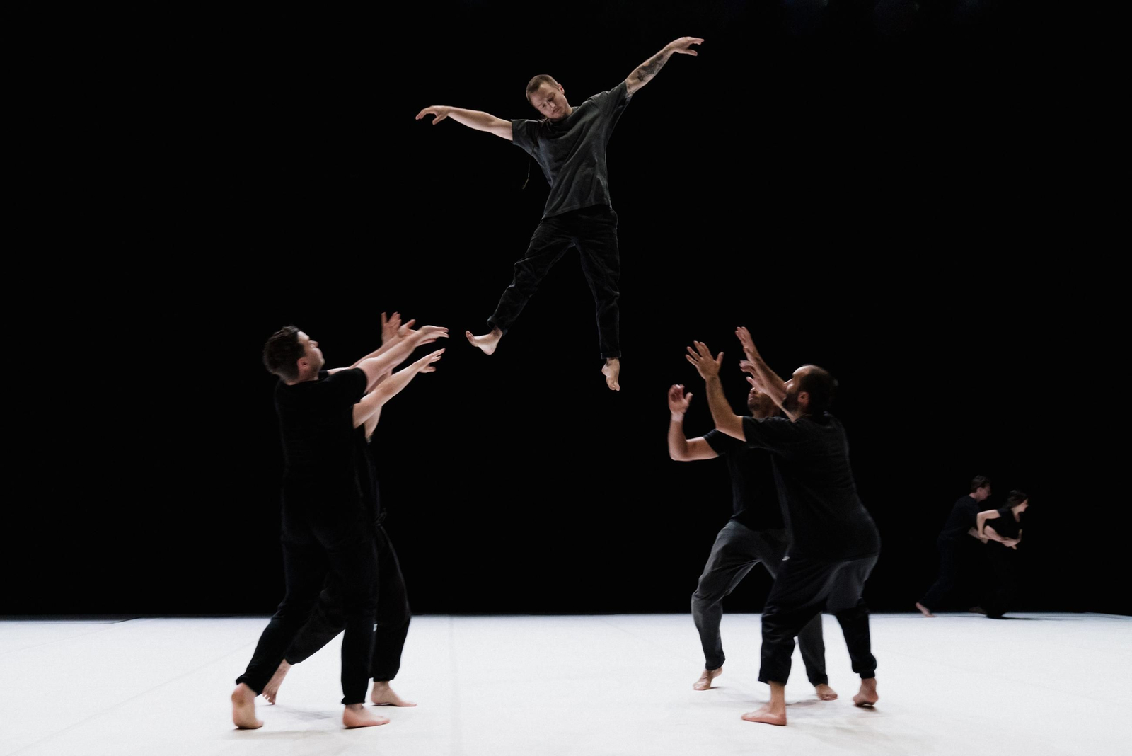 La danza aérea es uno de los ingredientes, pero no el único de 'Contre-nature'. La danza aérea es uno de los ingredientes, pero no el único de 'Contre-nature'.