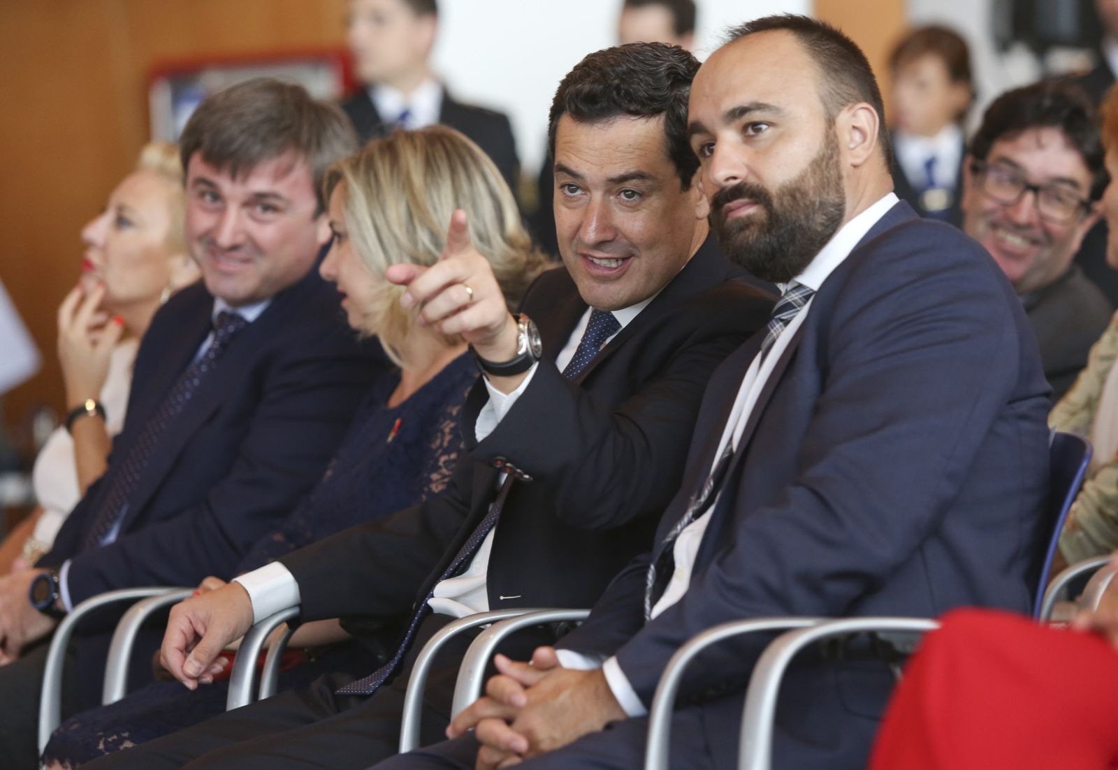 Juan Manuel Moreno Bonilla, junto a Mario Cortés, ayer en la celebración del Día de la Policía Nacional.