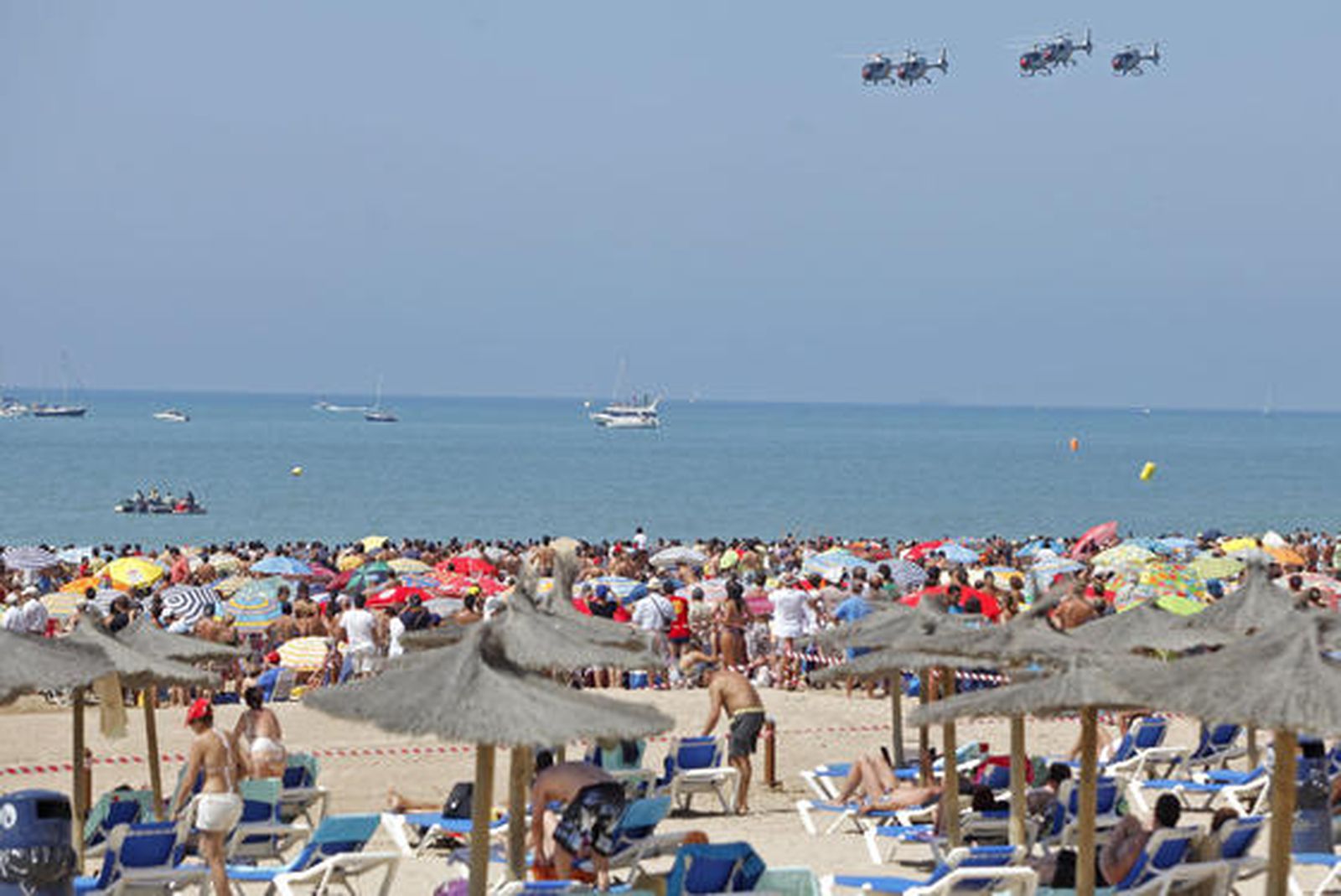 190.000 personas disfrutan del III Festival Aéreo en la playa de la Victoria. /Foto: Jesús Marín