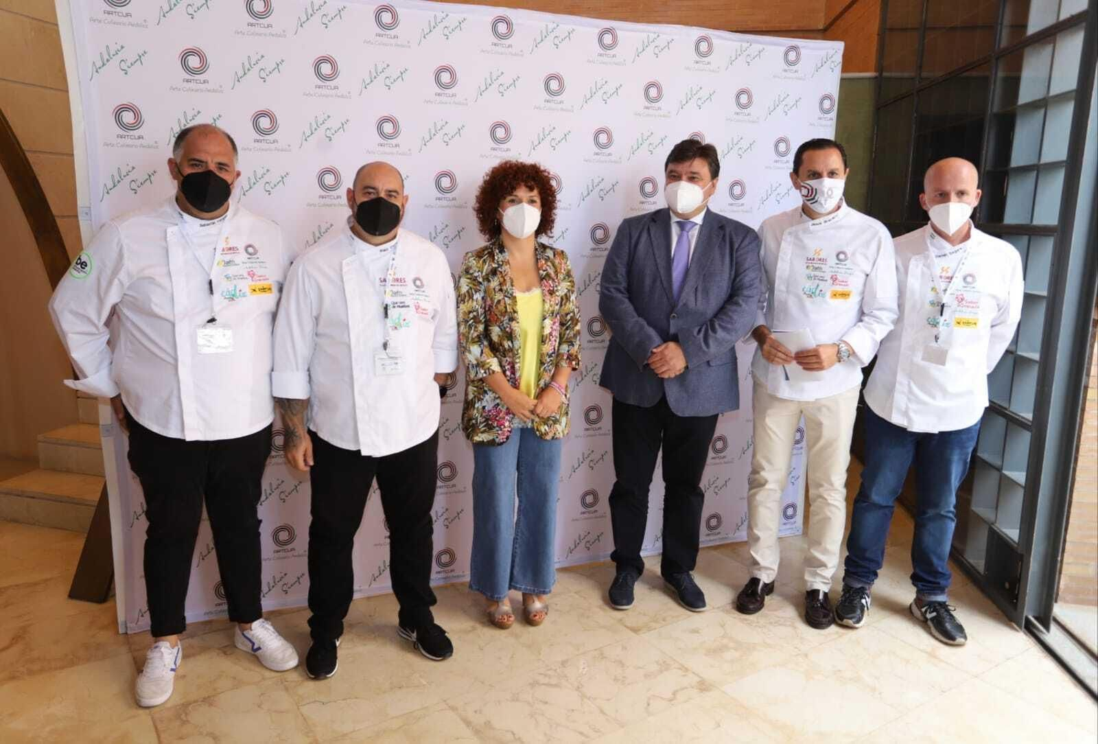 El alcalde y la presidenta de Diputación junto a algunos de los chefs participantes.