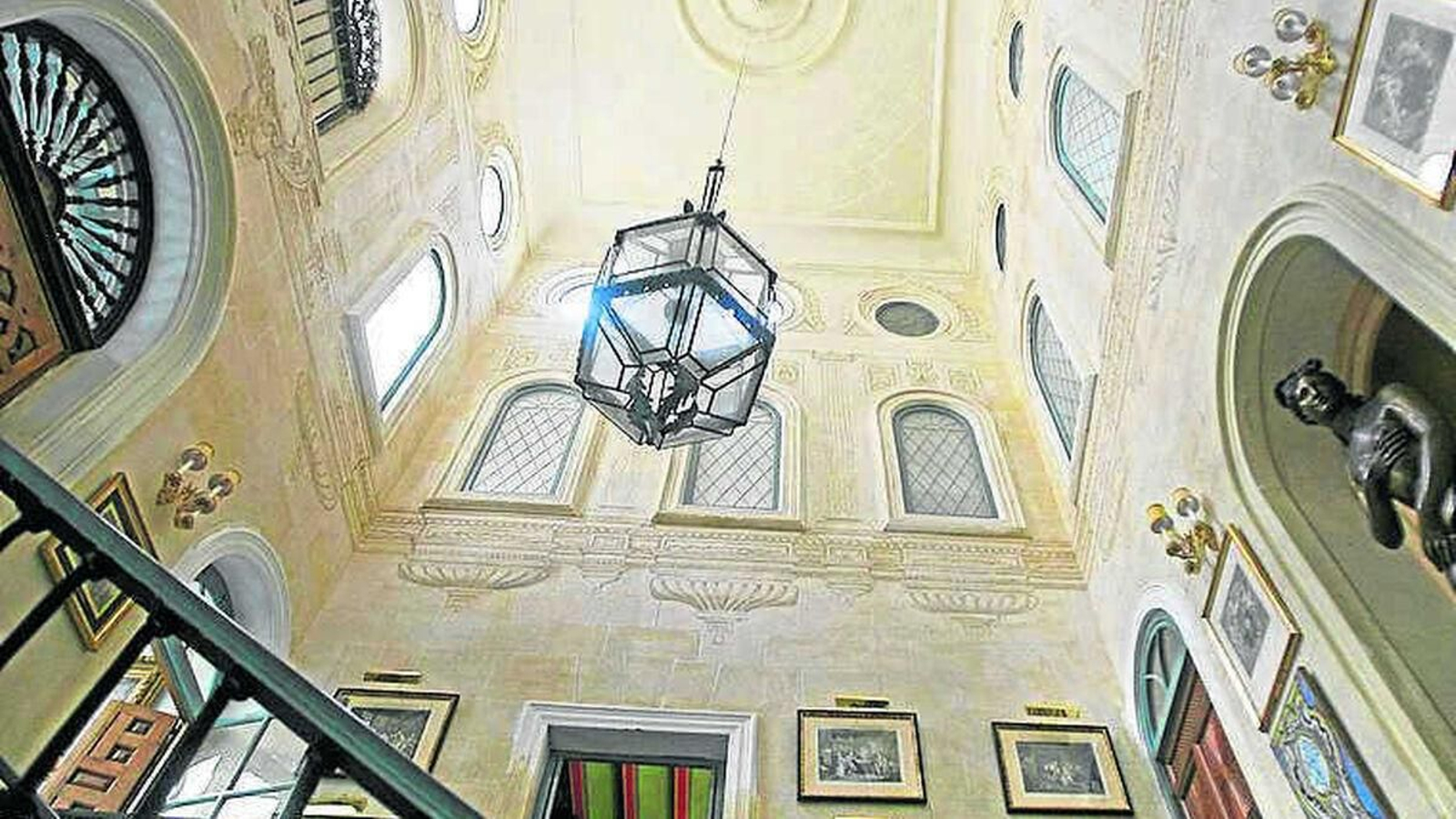 La Casa Palacio Aramburu (S. XVIII) también nació del floreciente comercio local con América. La planta baja fue dedicada a la sede de la banca Aramburu, siendo los pisos de arriba alojamiento de la familia. Fue reformada en 1909 dándole un aire ecléctico modernista y regionalista.  Actualmente acoge eventos socio culturales