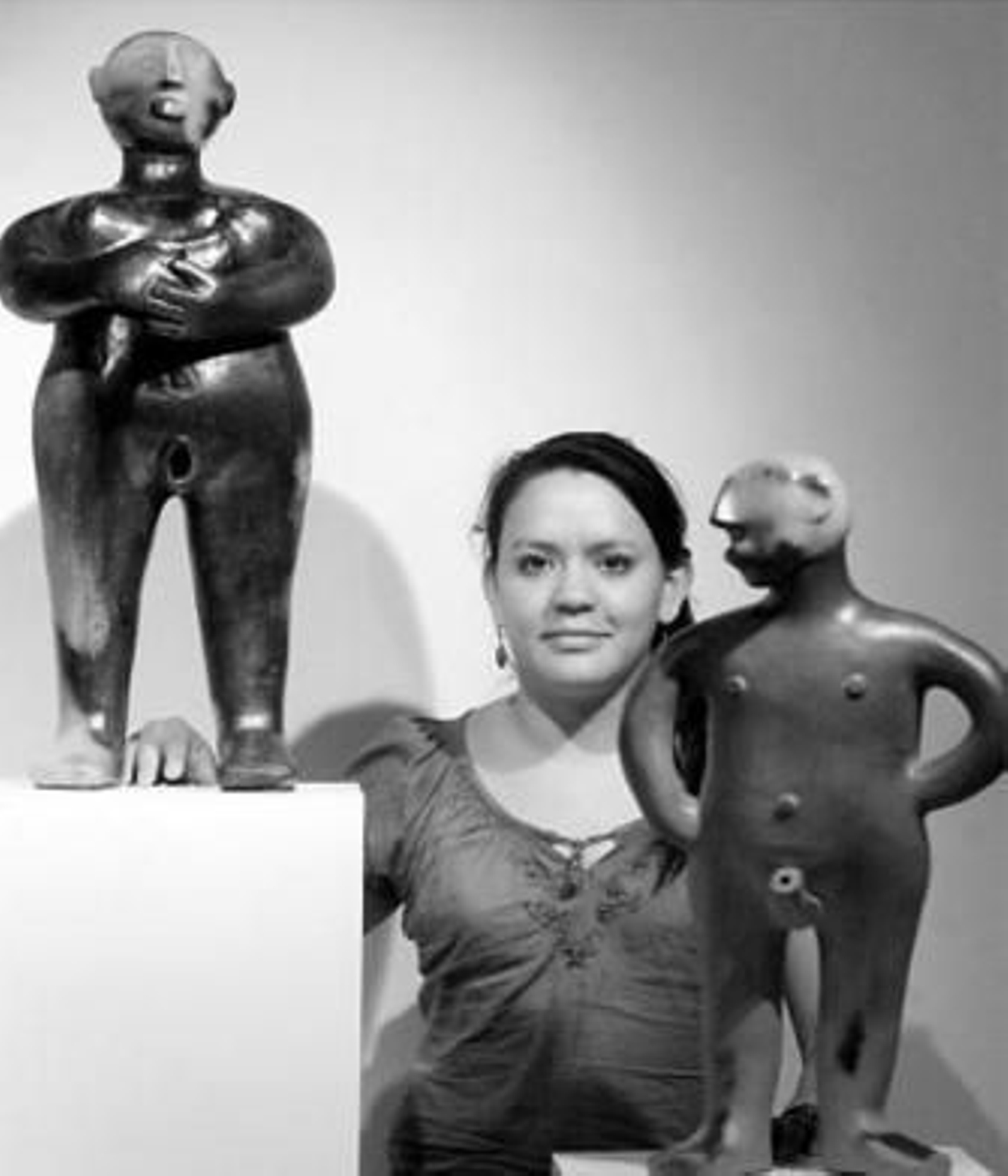 Tamara Ávalos posa ante dos de sus esculturas.