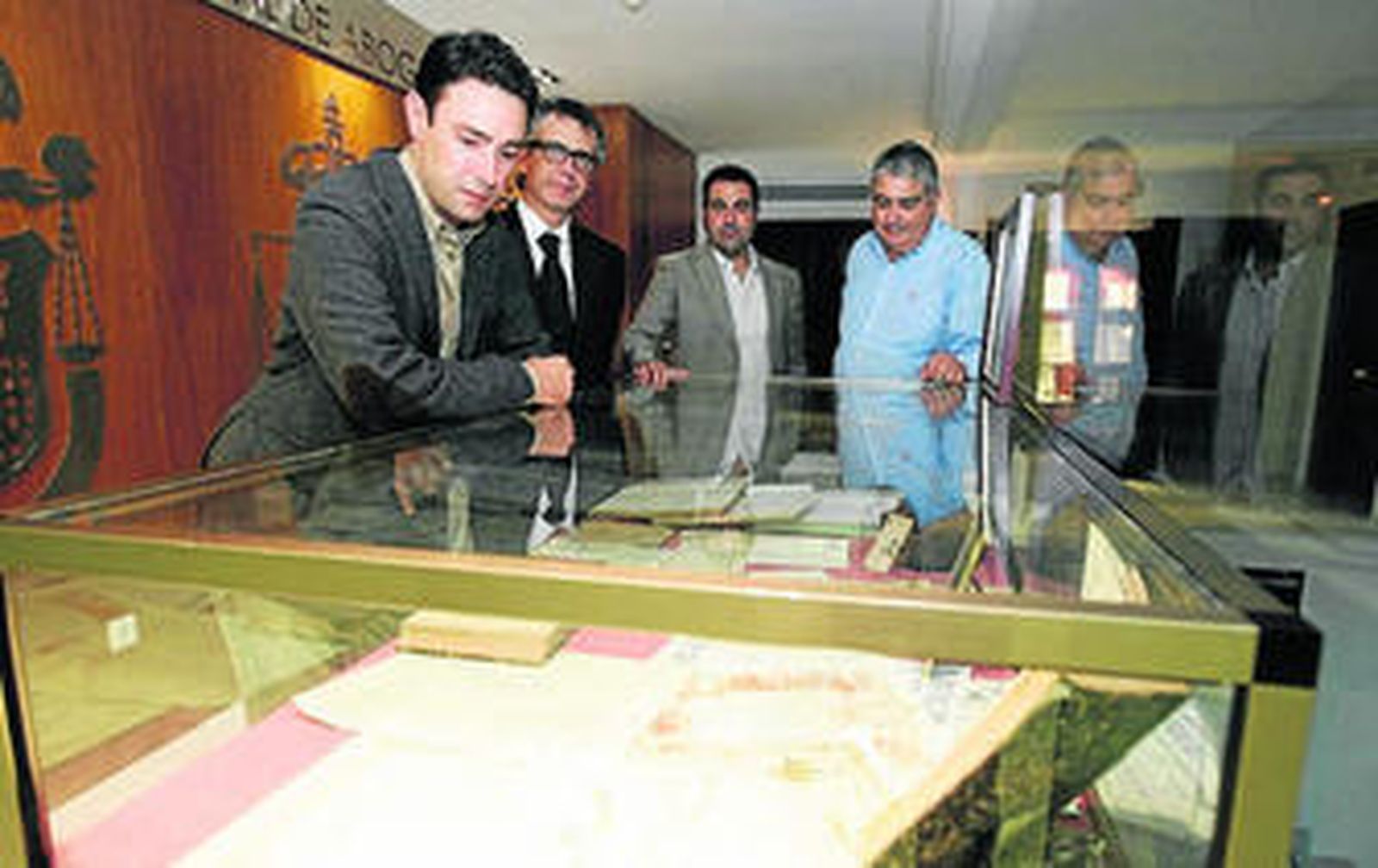 El decano junto a miembros de la Junta de Gobierno visitan la exposición.