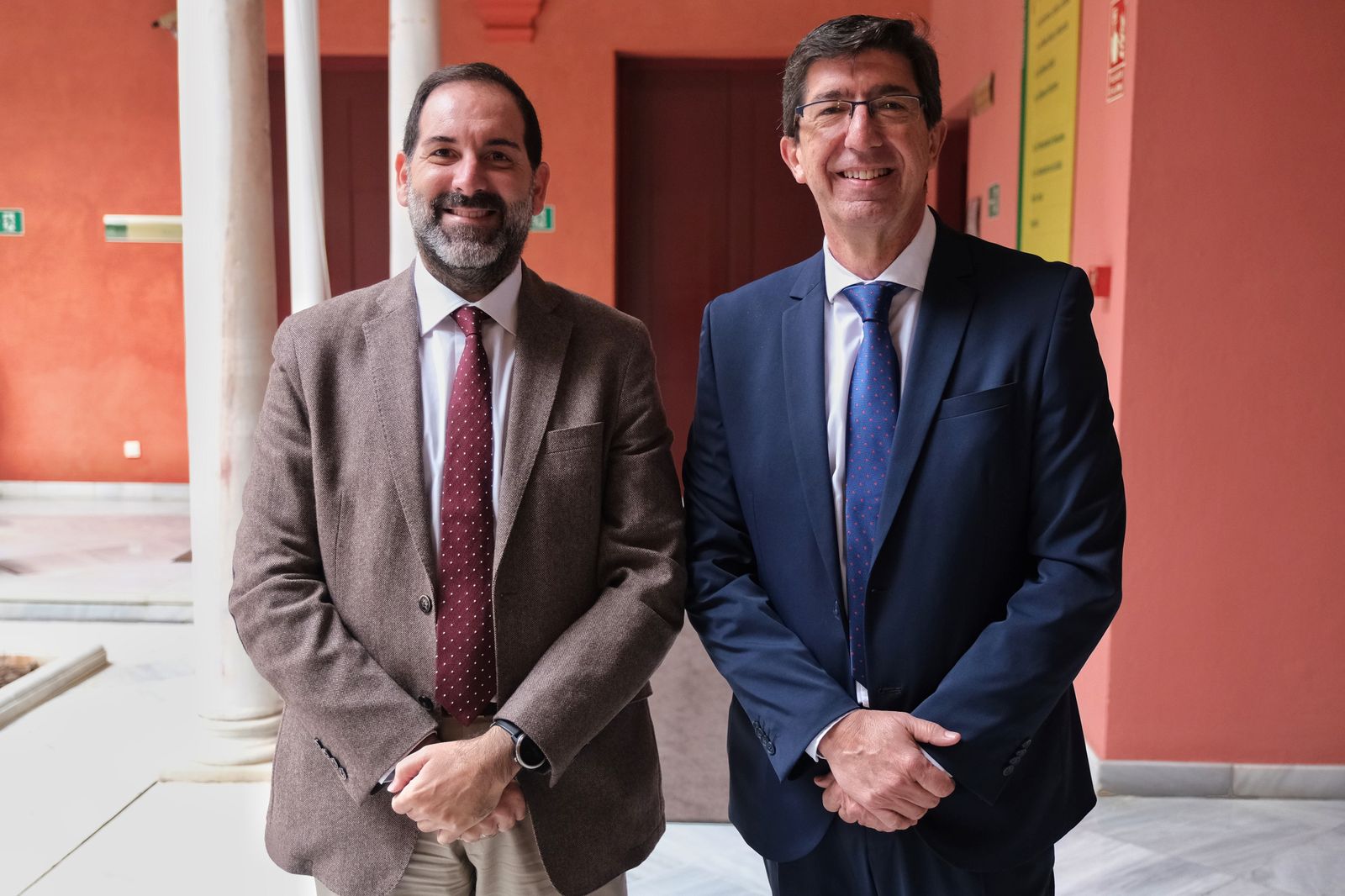 El vicepresidente de la Junta, Juan Marín, con el director  general de Justicia Juvenil y Cooperación, Francisco Ontiveros.
