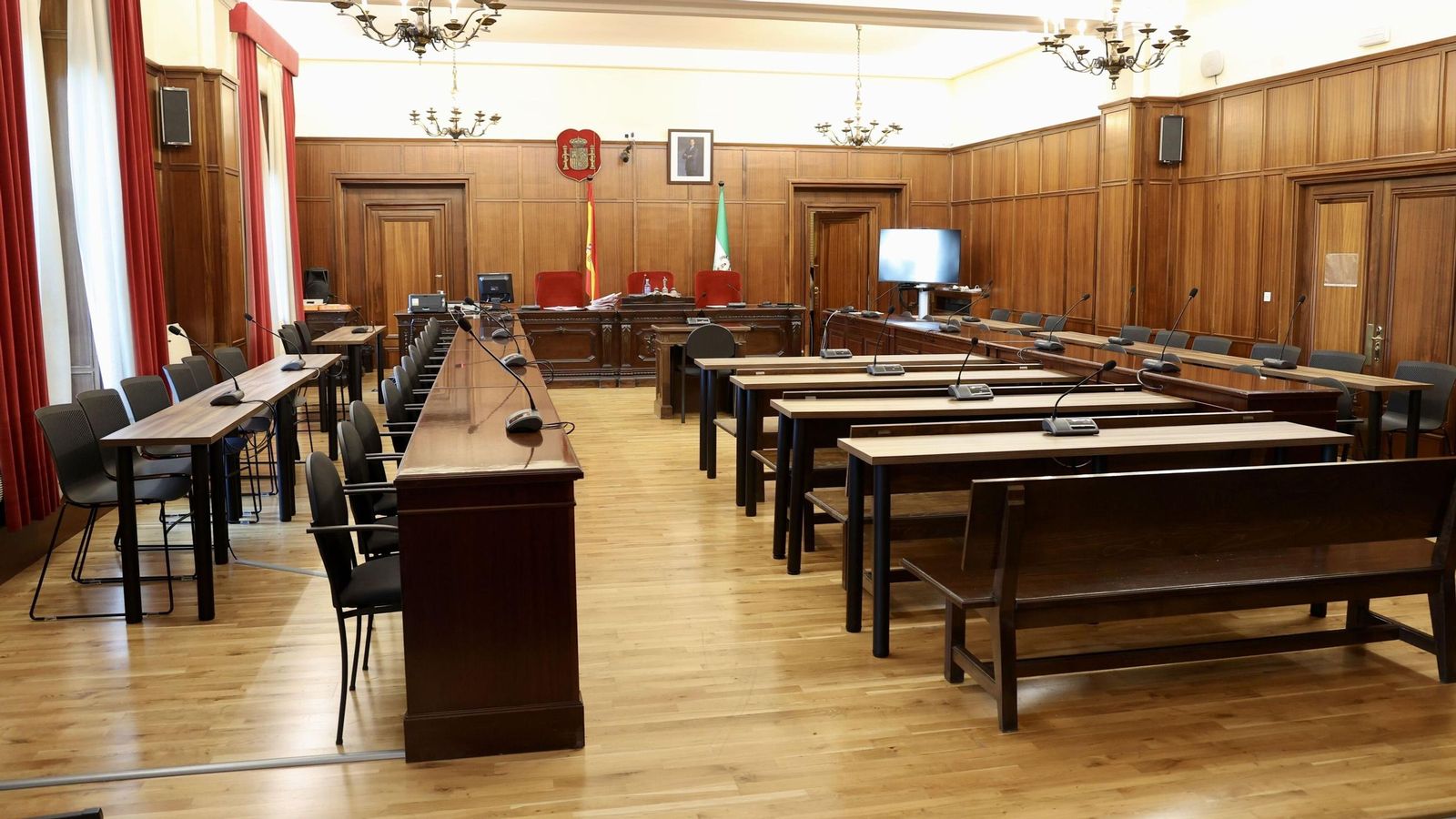 El estrado también es inédito, con dos filas de mesas en cada lateral y cuatro mesas en el centro para las defensas.