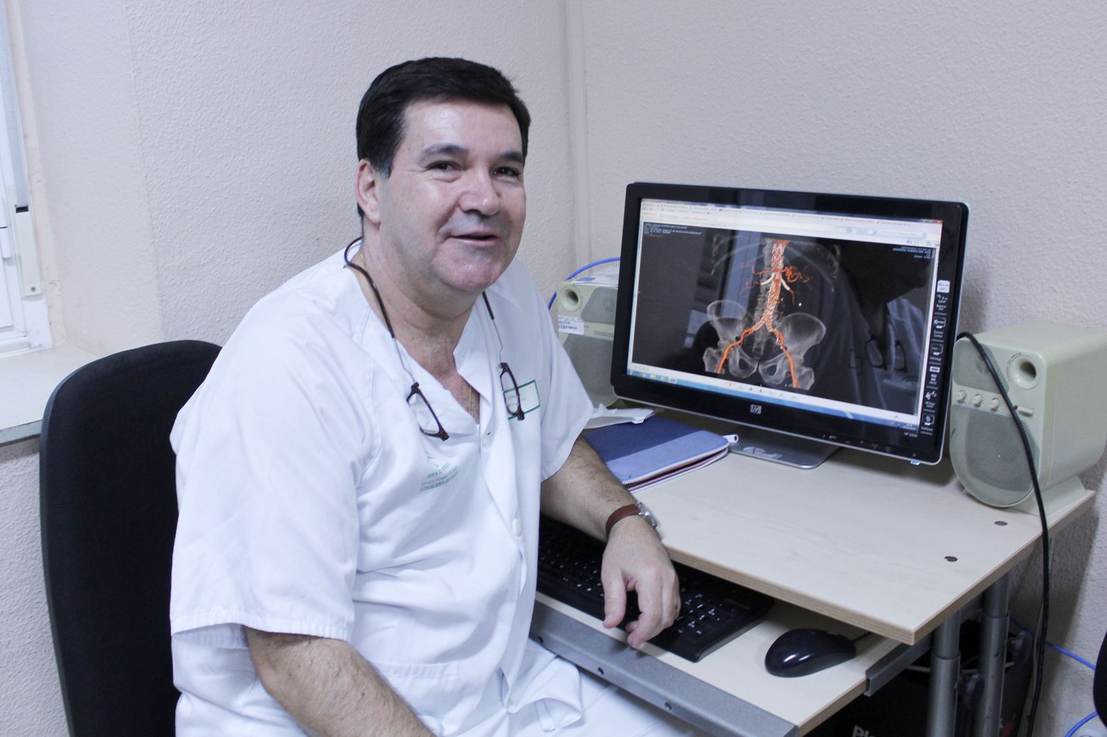 Rodríguez Piñero muestra la imagen de un escáner donde se visualiza una endoprótesis implantada en un paciente.