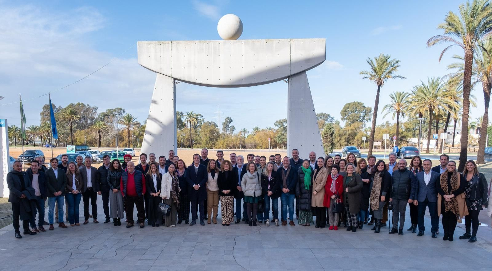 La presidenta de la Diputación de Huelva, María Eugenia Limón, con representantes municipales en el Foro.