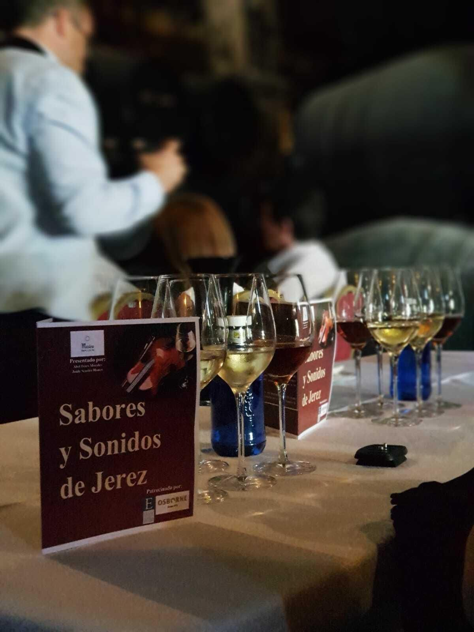 Los invitados han podido disfrutar de seis vinos de la Osborne, entre los que se encontraban el clásico Vino Fino y un Pedro Ximénez. Los invitados han podido disfrutar de seis vinos de la Osborne, entre los que se encontraban el clásico Vino Fino y un Pedro Ximénez.