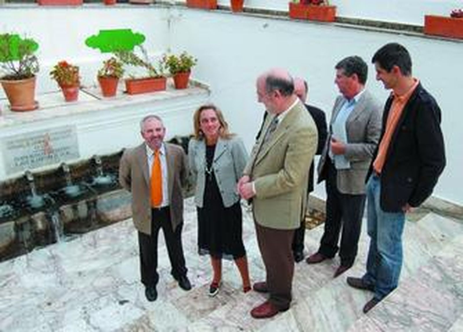 La consejera, Cinta Castillo, junto a la fuente de Fuenteheridos, y rodeada de políticos locales y autonómicos.