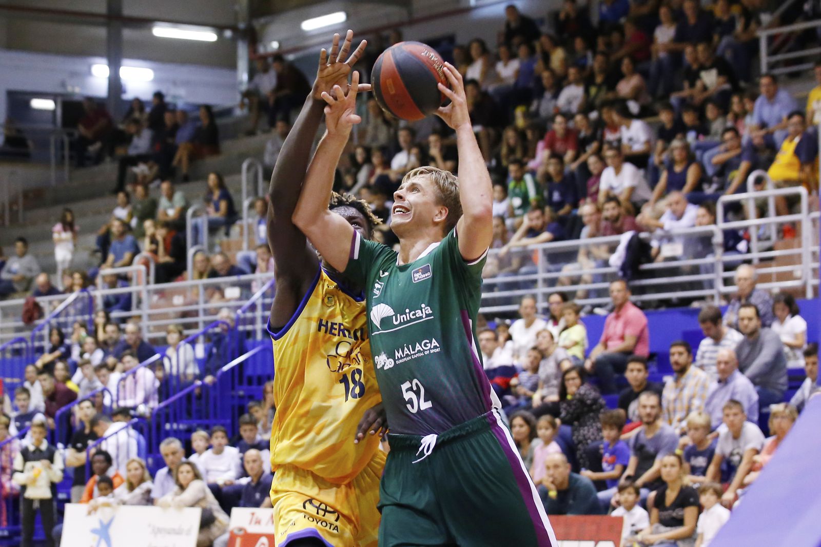 La primera victoria del Unicaja, en fotos