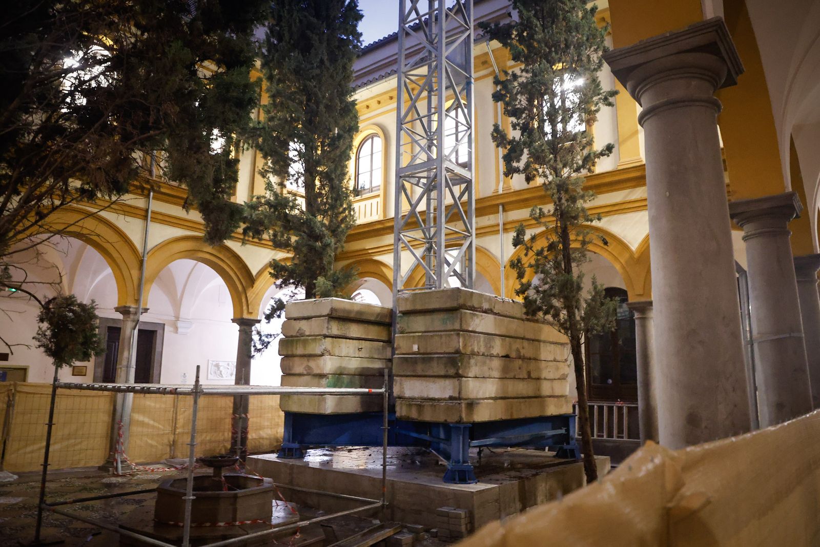 Grúa ya instalada en uno de los patios de Derecho, donde han comenzado las obras de las cubiertas.
