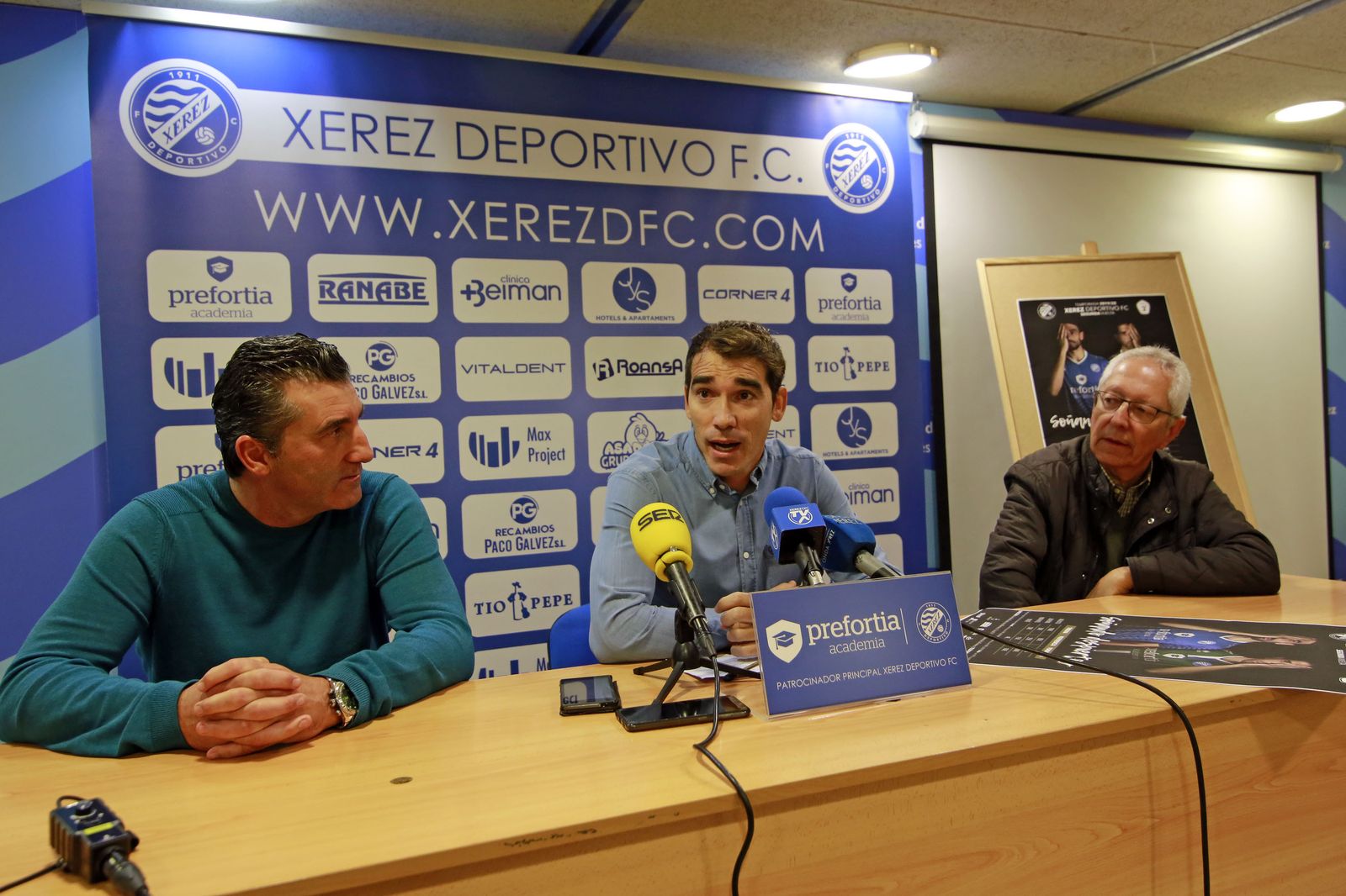 Francis, entrenador del Xerez DFC B, junto a Rafael Coca y Edu Villegas.