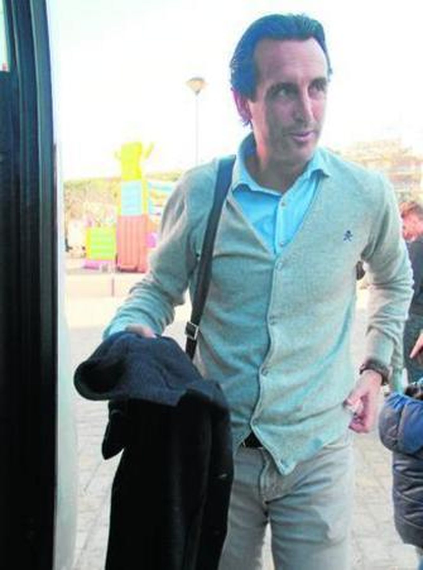 Unai Emery, antes de subir al autobús en la salida ayer del equipo en el Sánchez-Pizjuán.