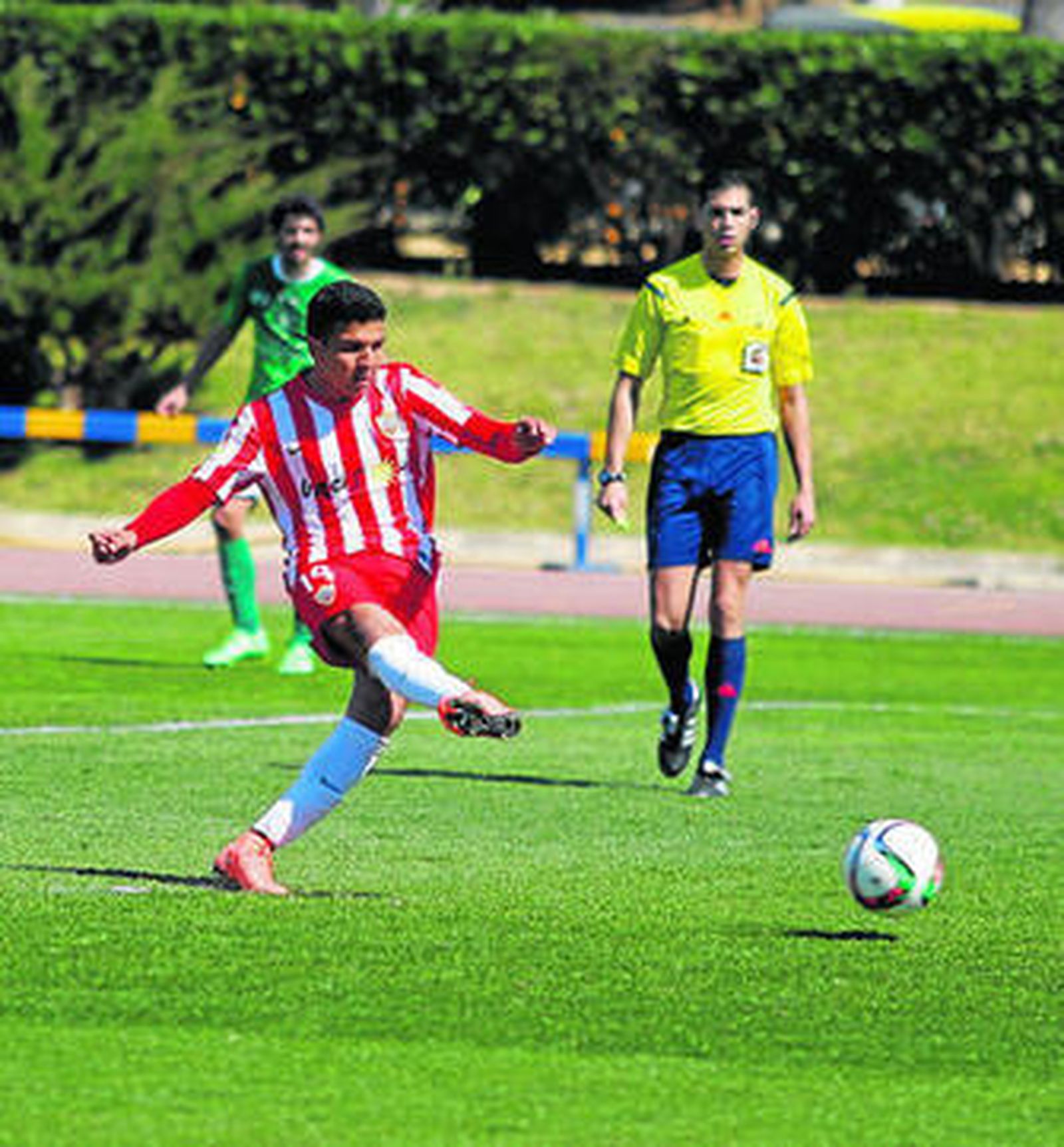 Borja se hace con el balón entre Espín y Trinidad.