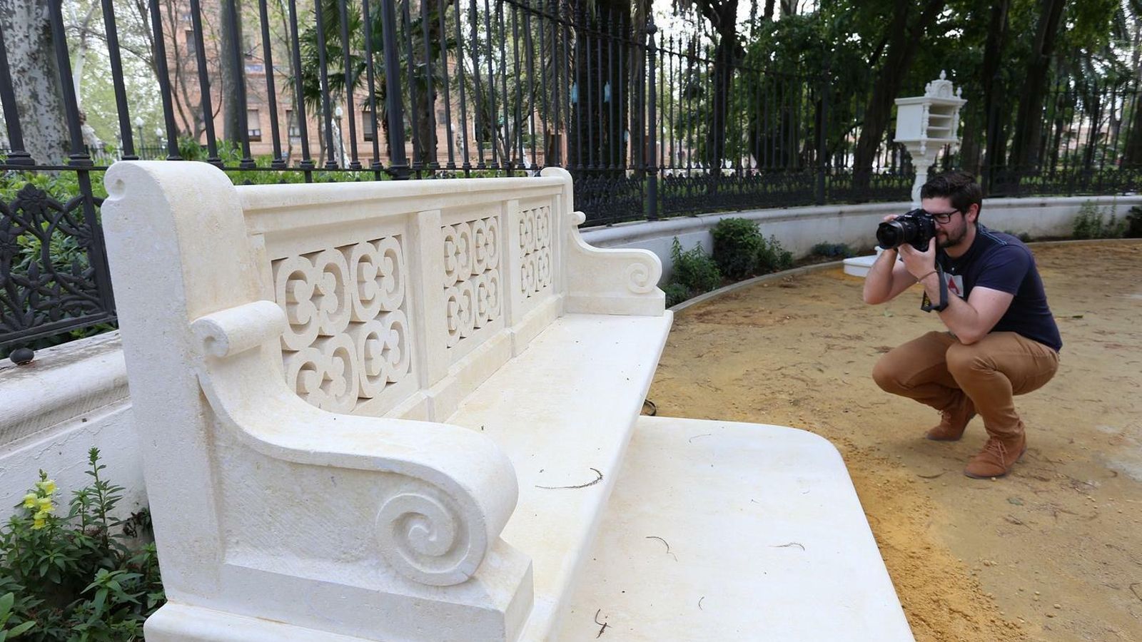 El banco y el anaquel (al fondo) recuperados.