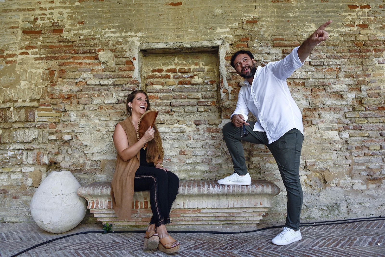 Argentina y José Valencia, dos de las voces que estarán en el ciclo del Alcázar, fotografiados ayer en el enclave sevillano.