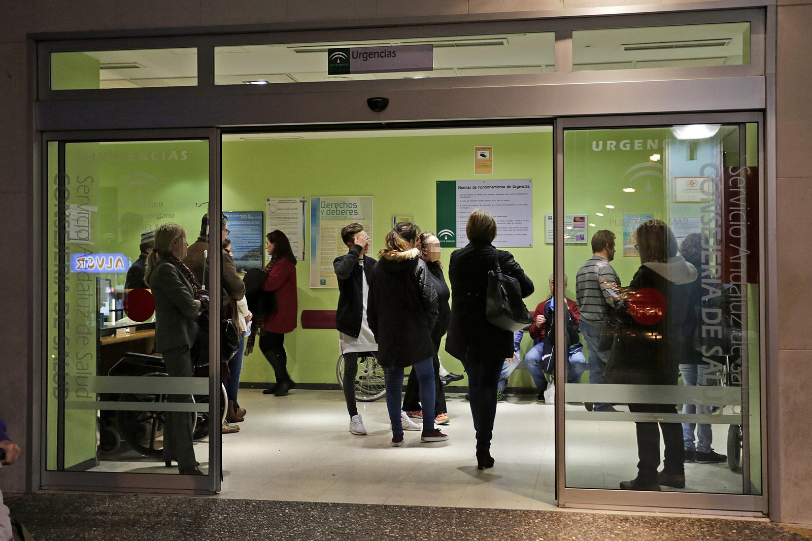 Un buen número de pacientes espera su turno en las Urgencias del Hospital Puerta del Mar.
