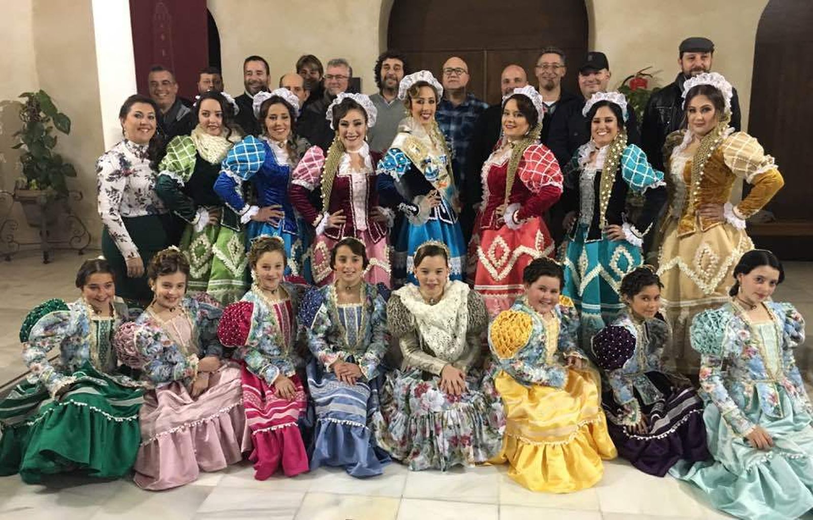 Las damas adultas e infantiles del Carnaval, junto a los demás protagonistas de la presentación oficial de la fiesta.