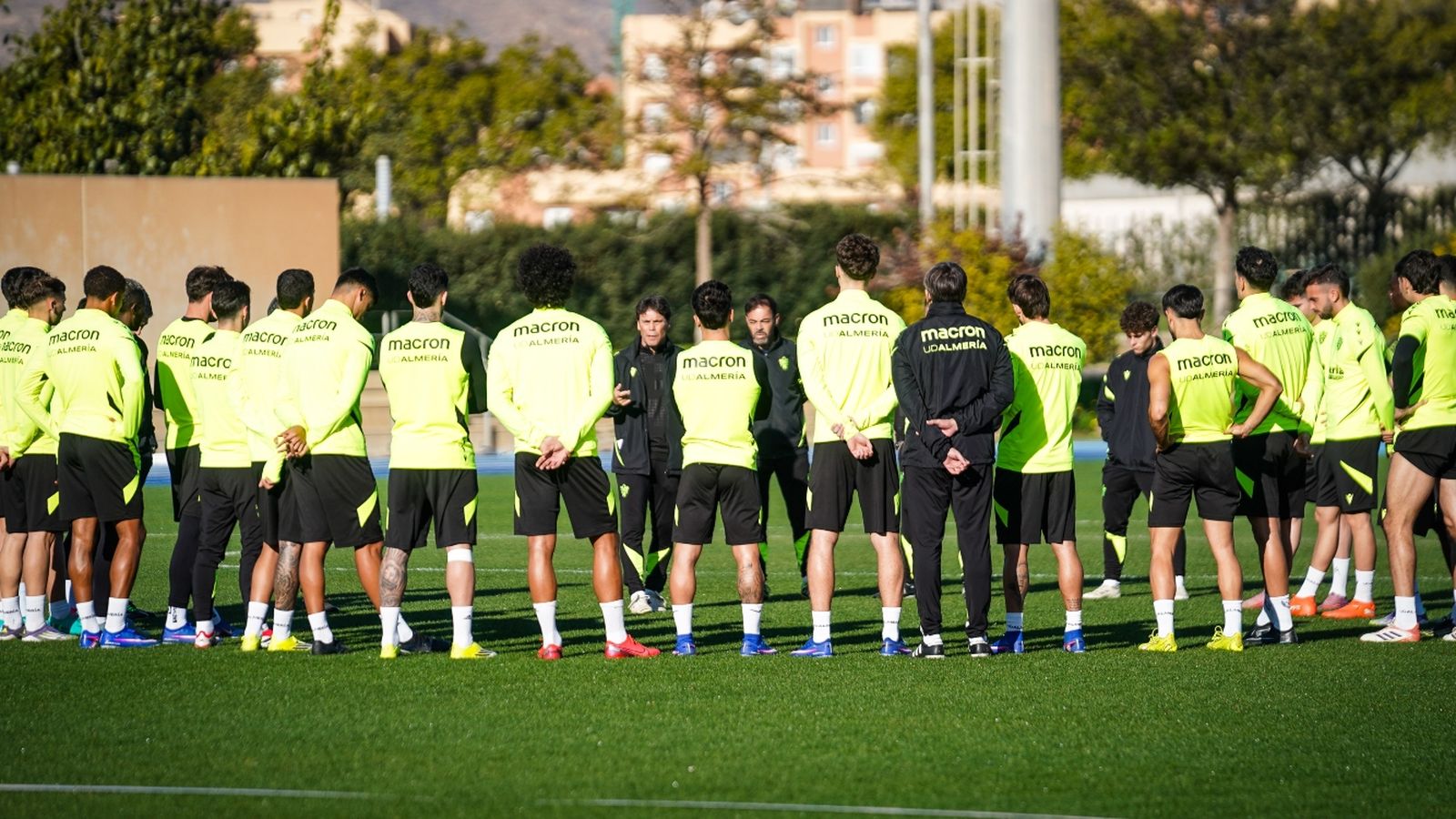 El conjunto rojiblanco, reunido para preparar uno de los entrenamientos de la semana.