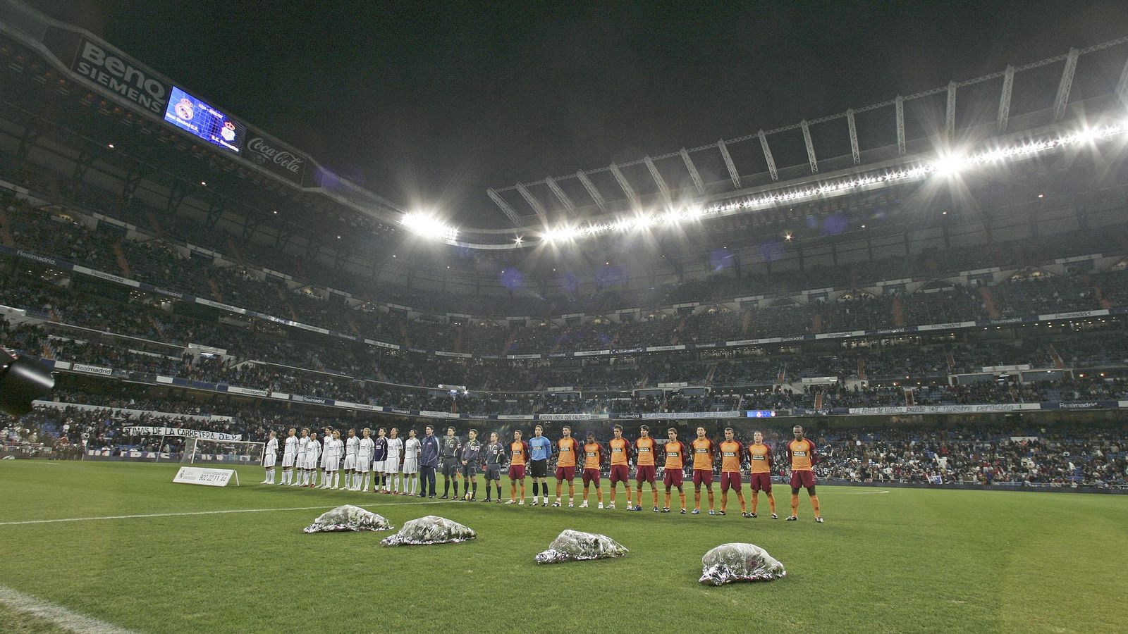 Homenaje en el Santiago Bernabéu a las víctimas del accidente.