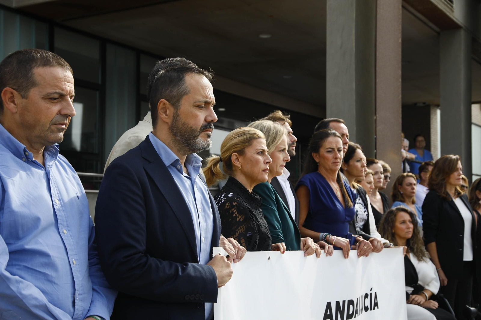 Las imágenes de la concentracion por el asesinato de Maria Nieves GP en la residencia del Zapillo en Almería