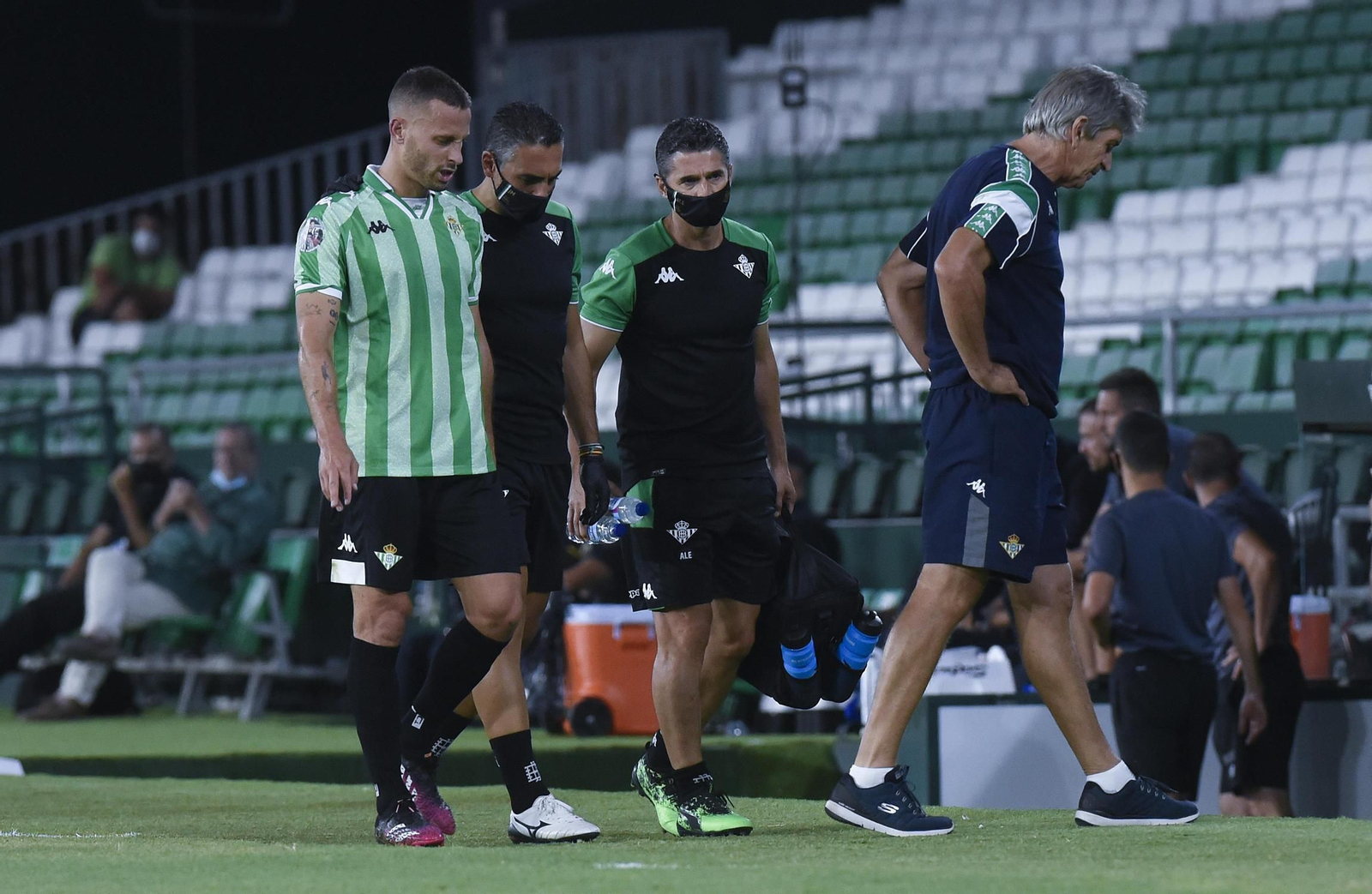 Sergio Canales se retira junto a los médicos y con gesto de preocupación de Pellegrini.
