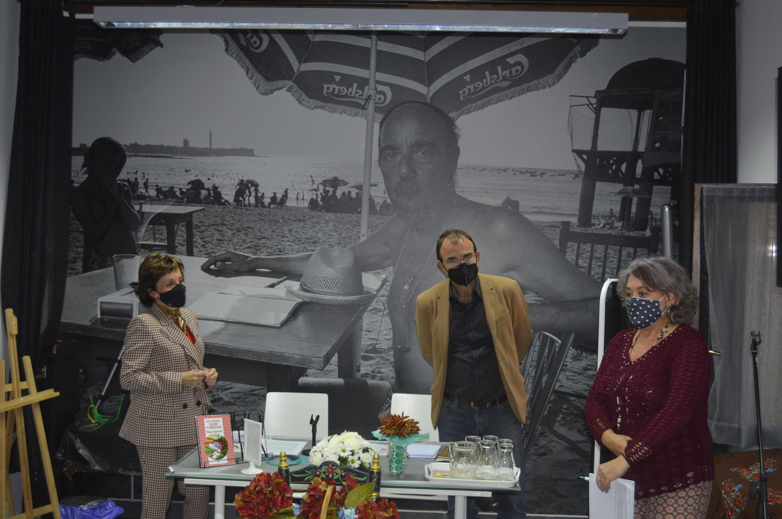 La escritora gastronómica Charo Barrios, el profesor titular del Área de Tecnología de los Alimentos de la Universidad de Cádiz Víctor Palacios y la presidenta de la asociación ‘Amigos de Quiñones’ Blanca Flores, durante la presentación en el Espacio Quiñones.
