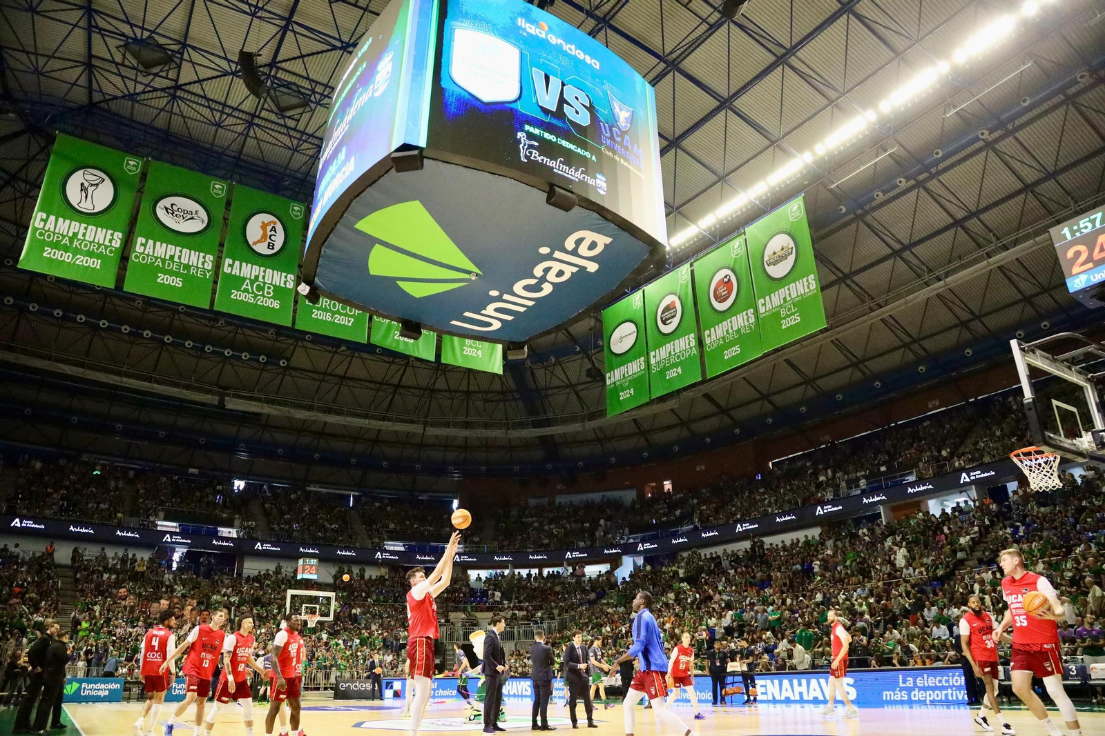 Los abonados más veteranos del Unicaja despliegan la bandera de campeón de la BCL