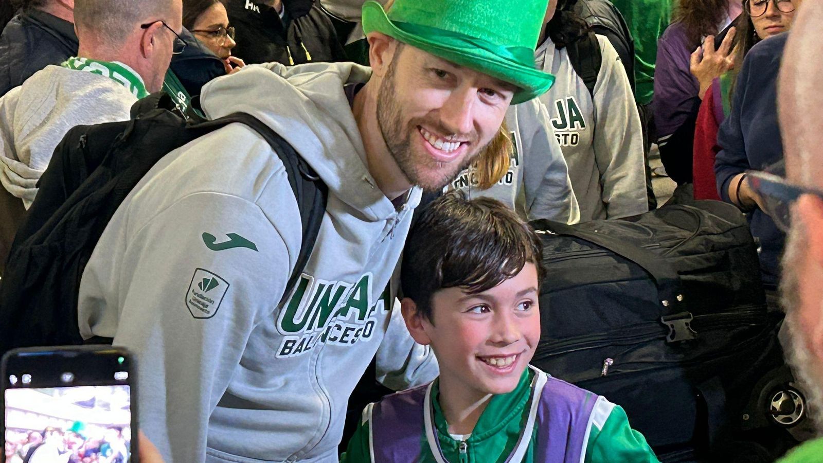 Alegría en la llegada del Unicaja al aeropuerto