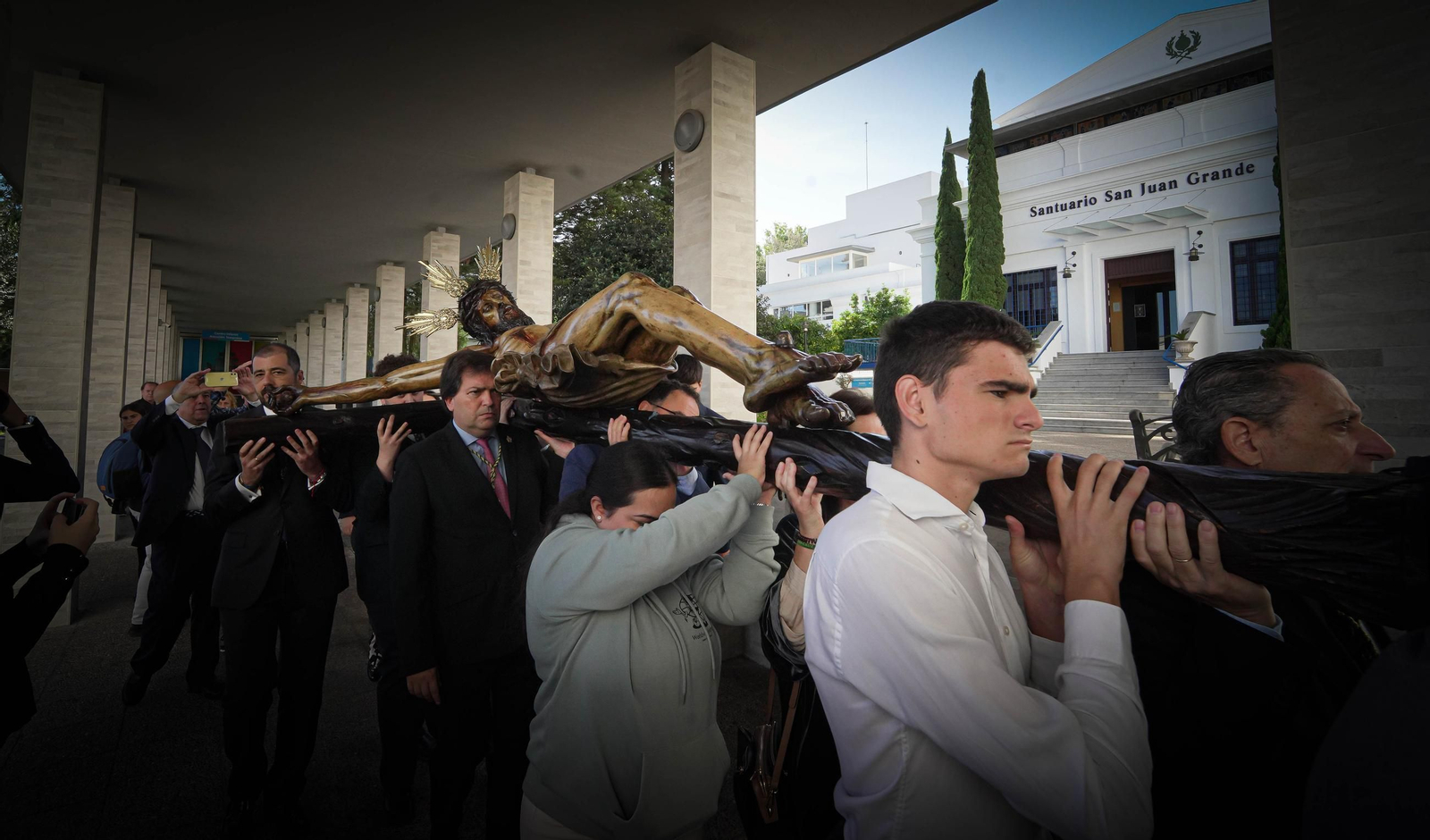 Imágenes del Cristo de la Esperanza con los ancianos del San Juan Grande en Jerez