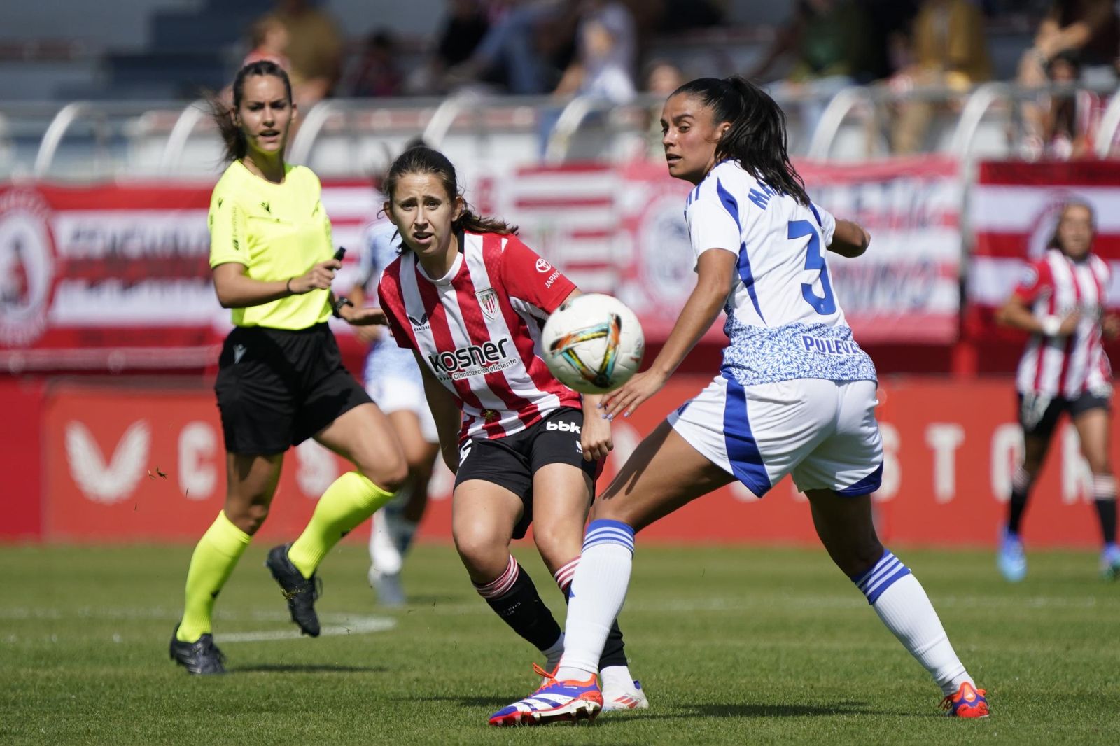 Marta Carrasco intenta proteger el balón durante el partido