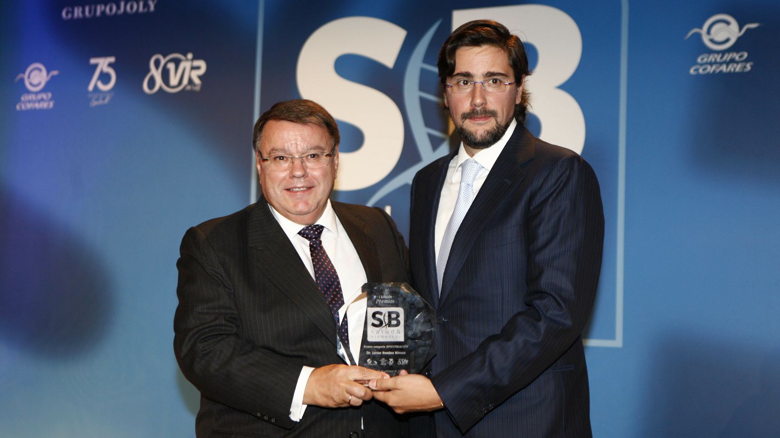 El doctor Javier Benítez recibe el premio de Ignacio Ruiz, director general de Laboratorios VIR.
