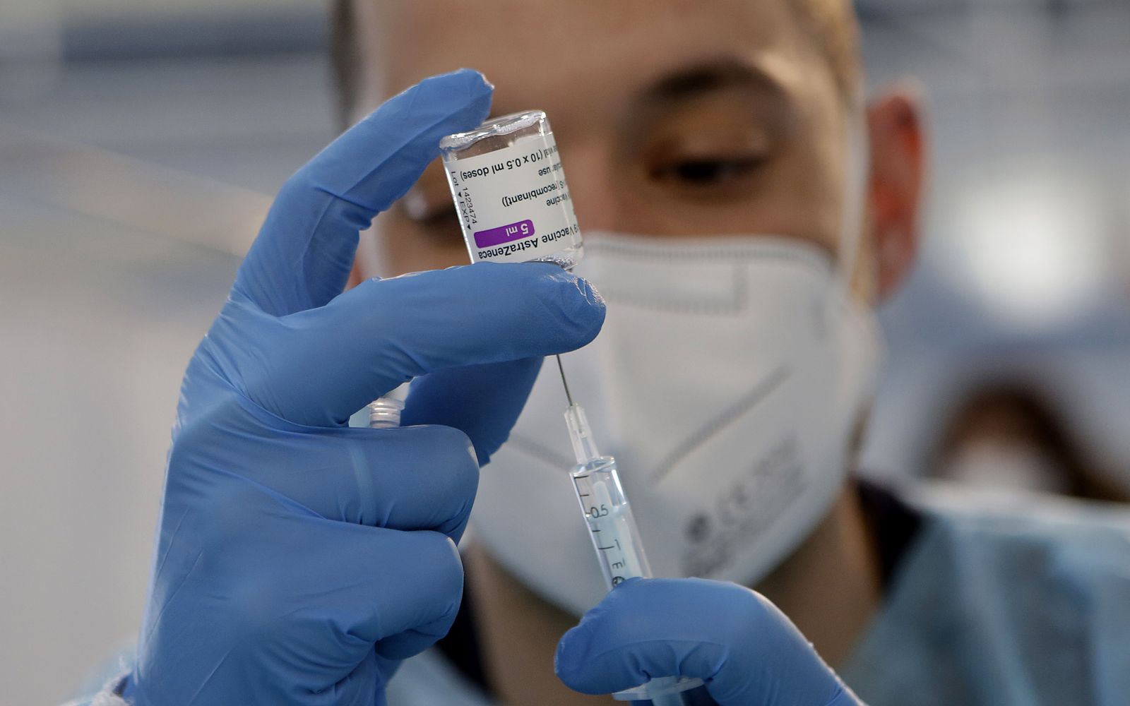 Un enfermero prepara una vacuna en un centro sanitario.