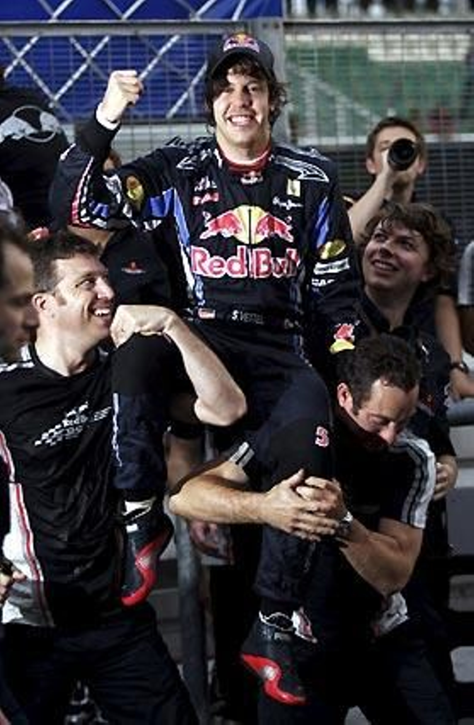 El piloto alemán de Red Bull Sebastian Vettel celebra su victoria en el Gran Premio de Malasia con los ingenieros de su equipo.

Foto: Reuters / Afp Photo / Efe