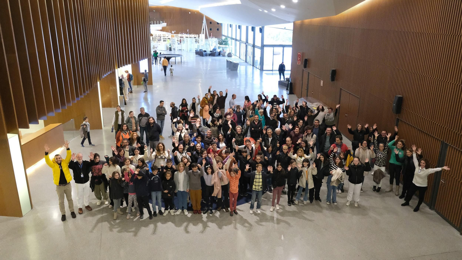 Un grupo de visitantes saluda desde la entrada del Parque de las Ciencias
