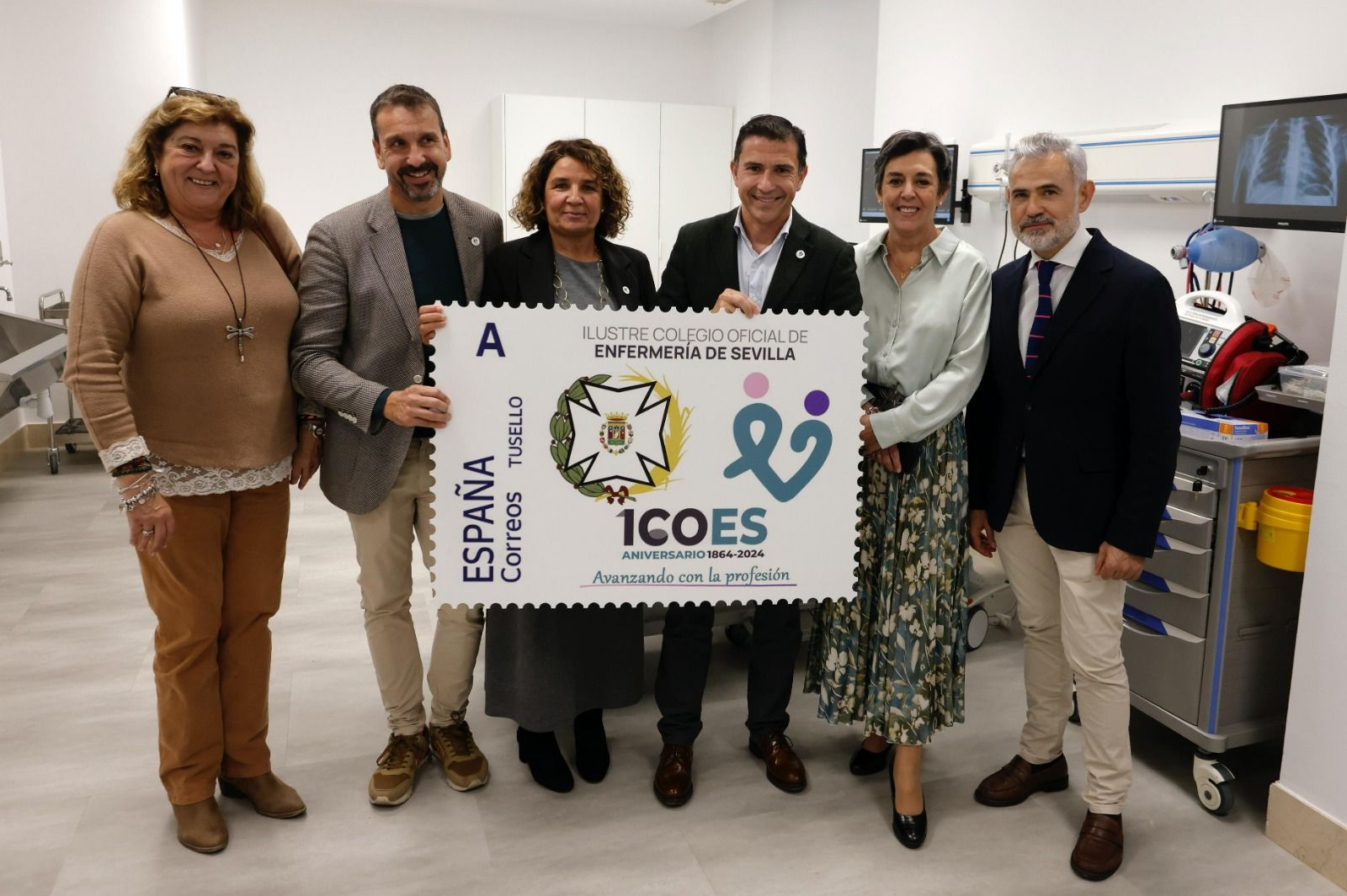 Representantes del Colegio, con el presidente Víctor Bohórquez a la cabeza, con el sello emitido por el 160 aniversario de la institución.
