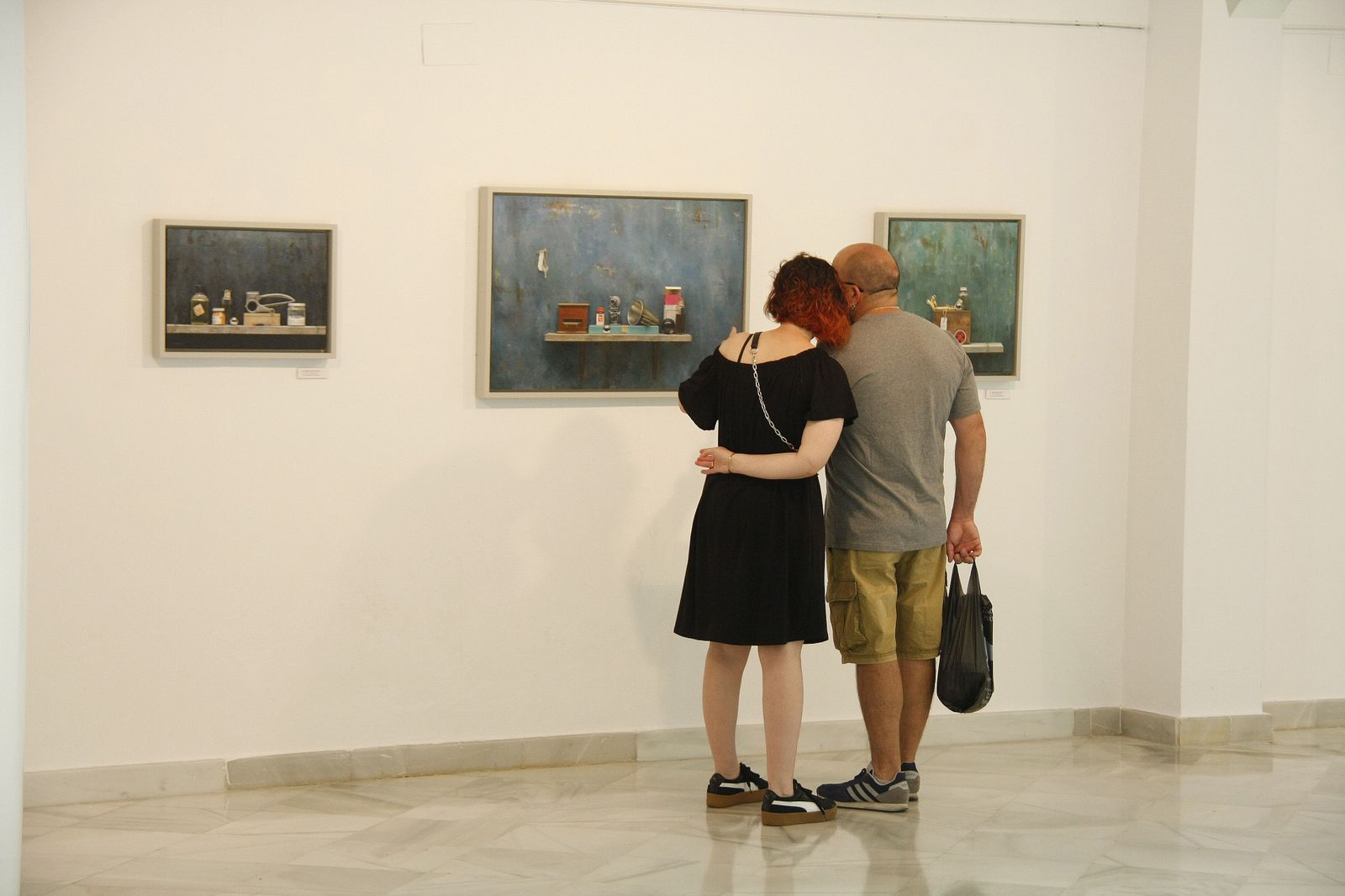 Dos visitantes, hoy visitando la muestra instalada en el centro Alfonso X.