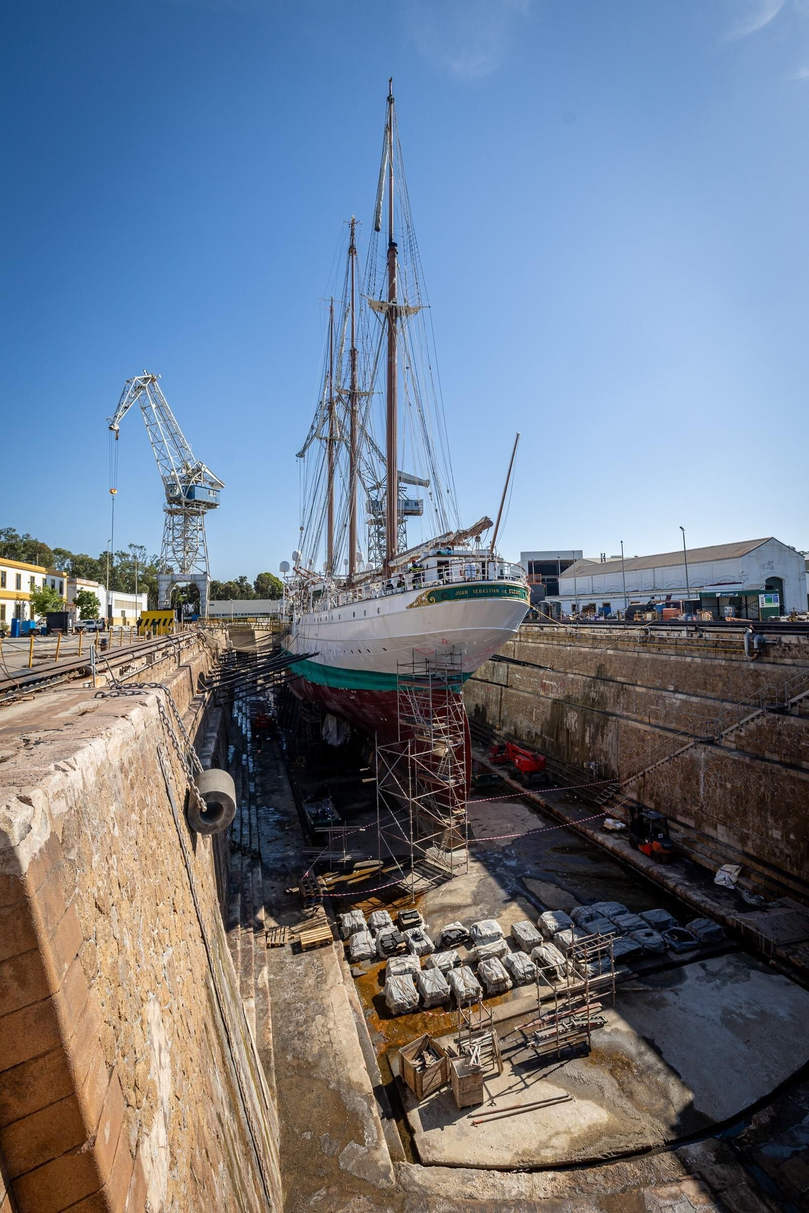 Armada: Las imágenes del 'Juan Sebastián de Elcano' de obras en Navantia San Fernando