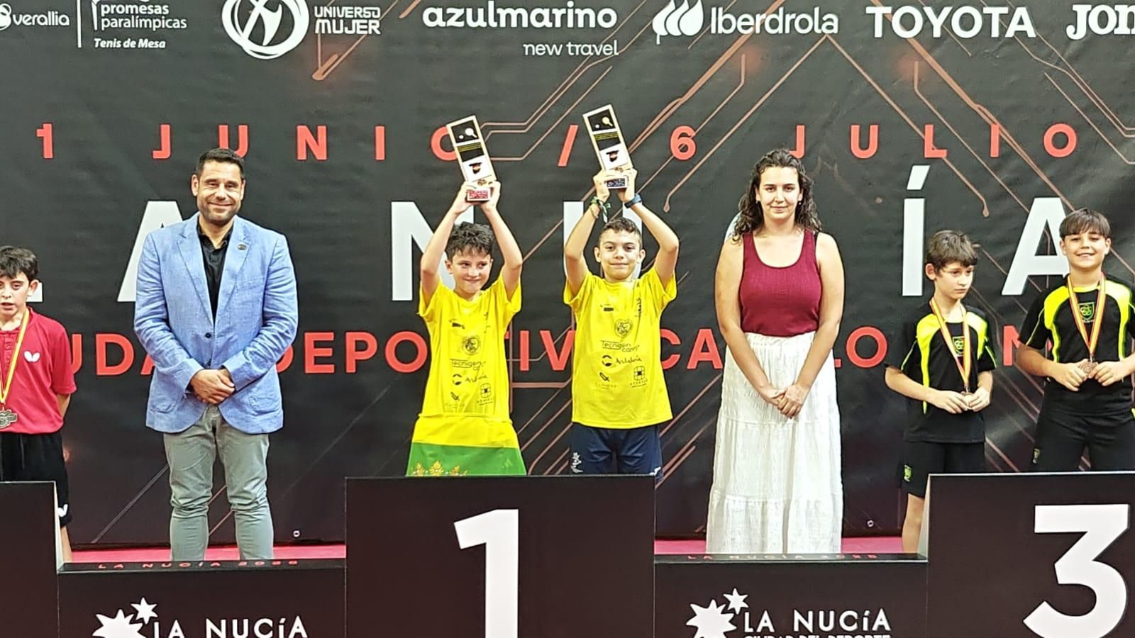 Los dos palistas linarenses, en lo más alto del podio.