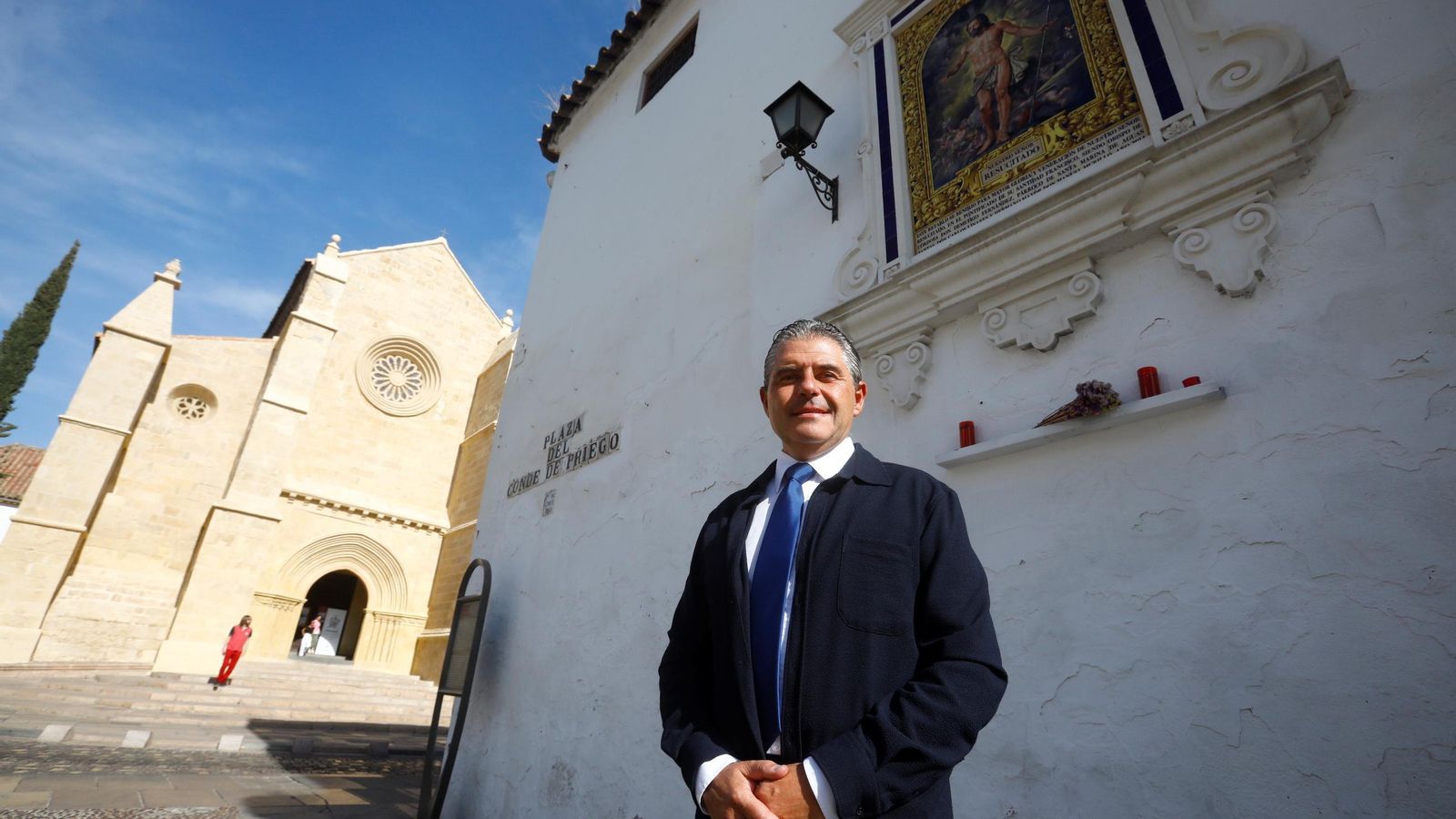 Manuel Murillo, ante la imagen del Señor Resucitado. Manuel Murillo, ante la imagen del Señor Resucitado.
