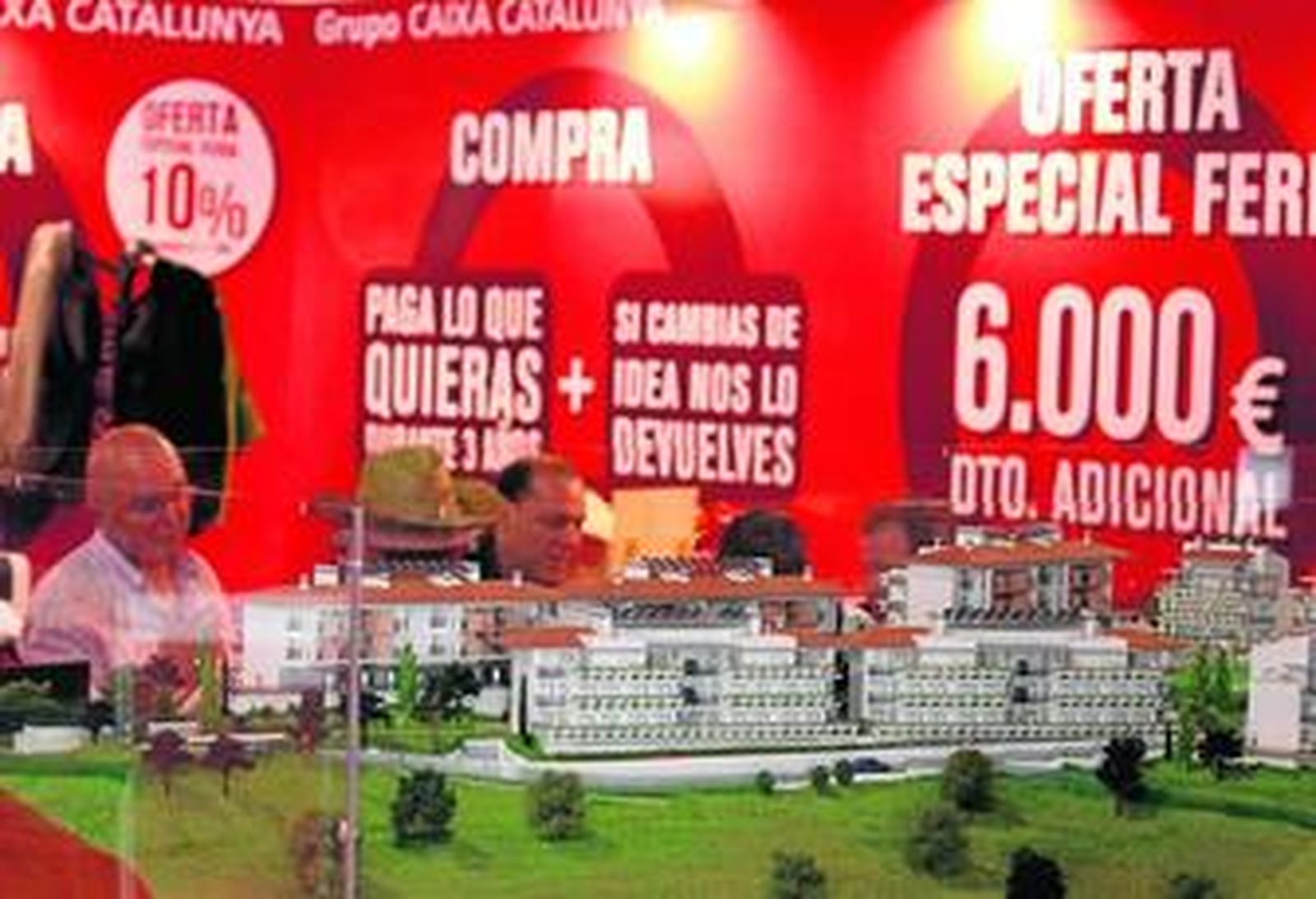 Uno de los expositores de la feria Oportunidades Simed, con llamativos anuncios de sus descuentos.