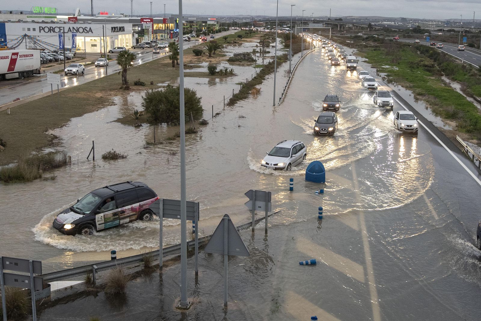La autovía Ca-33 anegada, ayer, por la rotura de la tubería del agua.