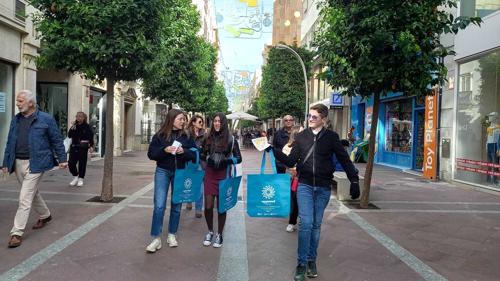 Alumnos del IES Baelo Claudia, en la calle Ancha.
