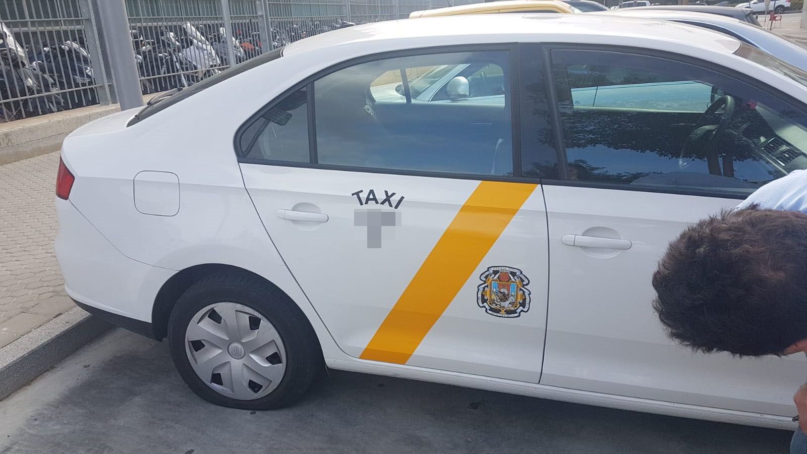 El taxi de la presidenta de Foro Taxi Libre, aparcado junto a la Jefatura de la Policía Local.
